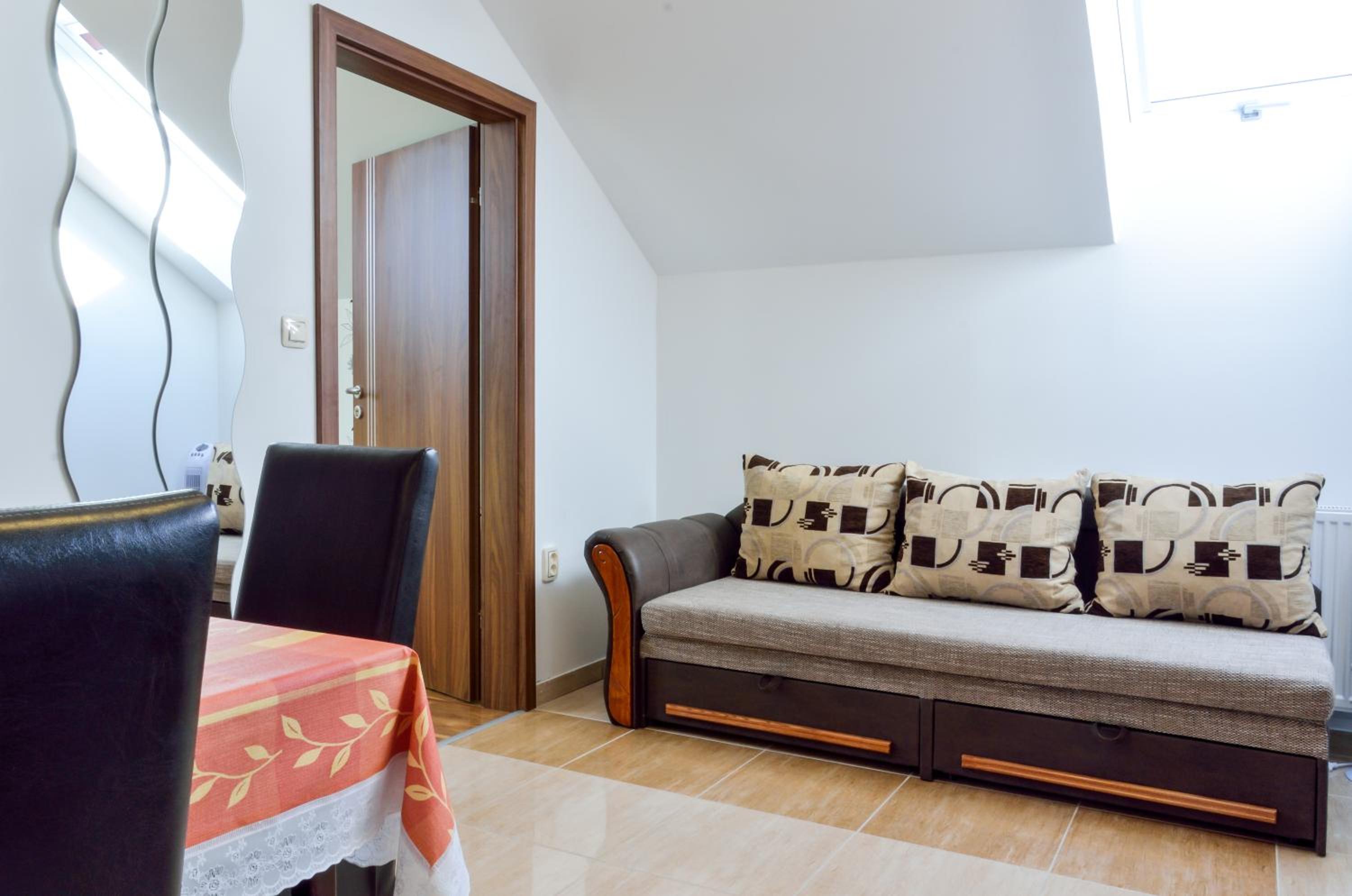 Two-Bedroom Upstairs Apartment with Garden View - Photo 19