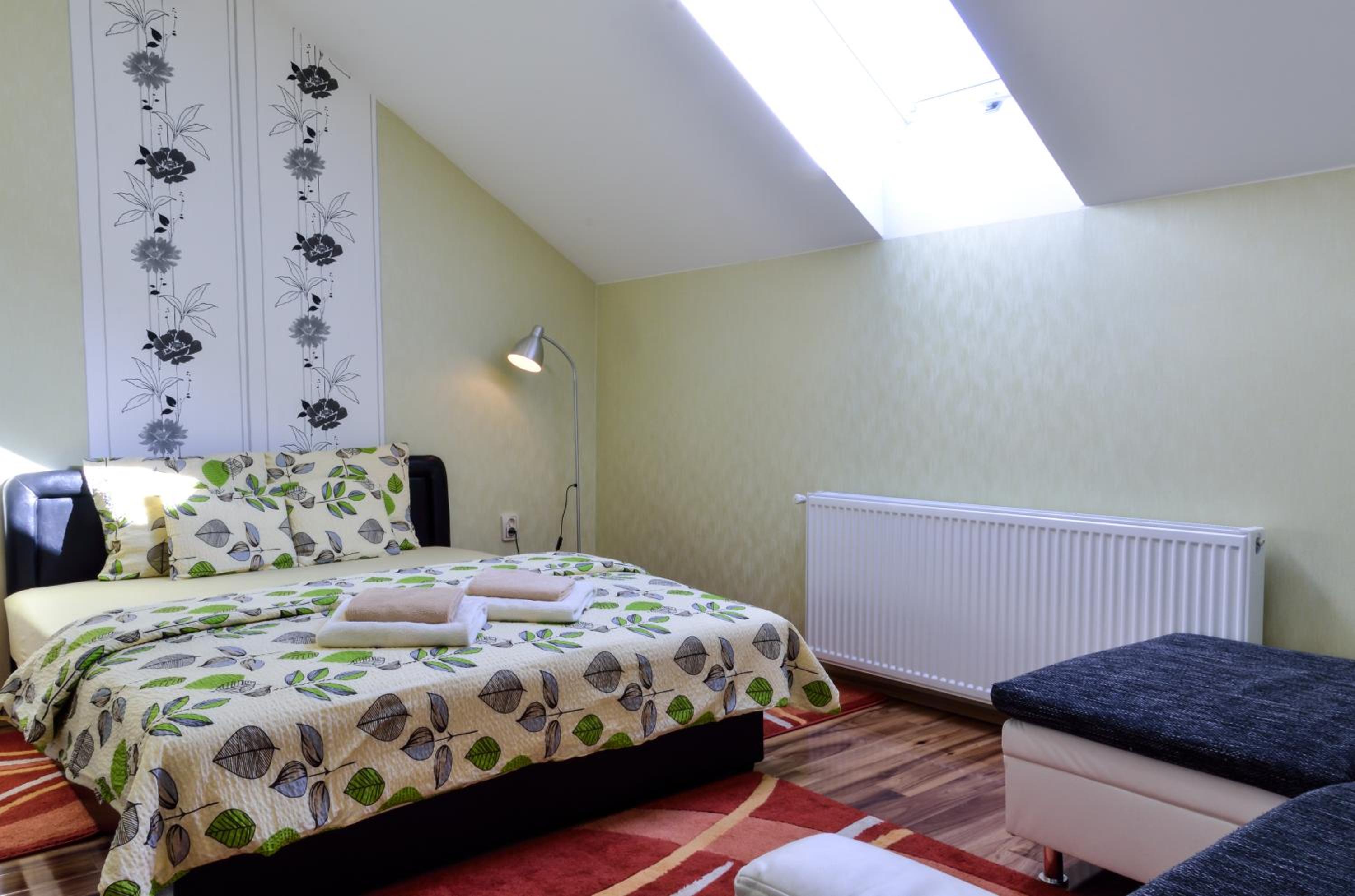 Two-Bedroom Upstairs Apartment with Garden View - Photo 8