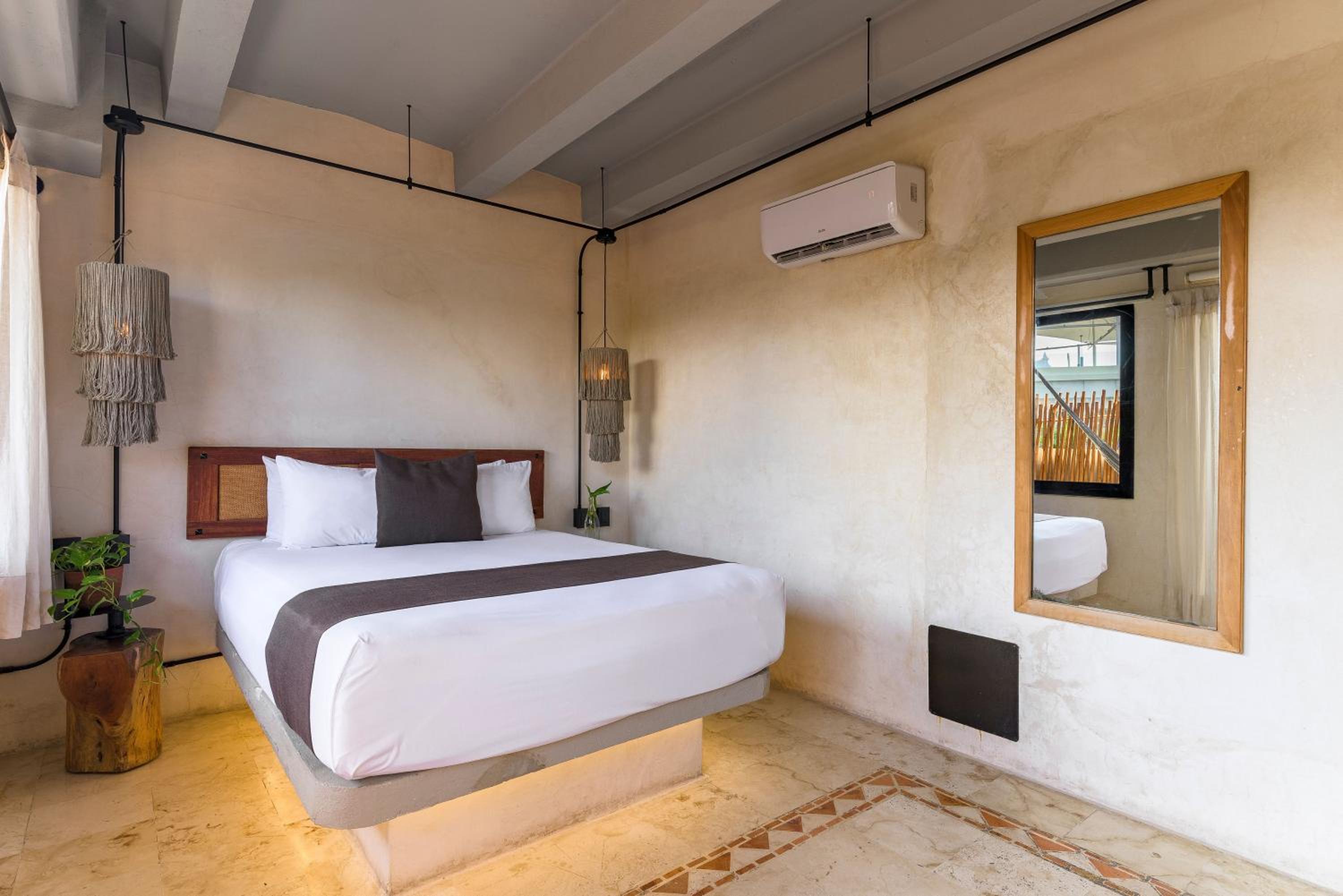 Junior Suite with Balcony - Photo 7