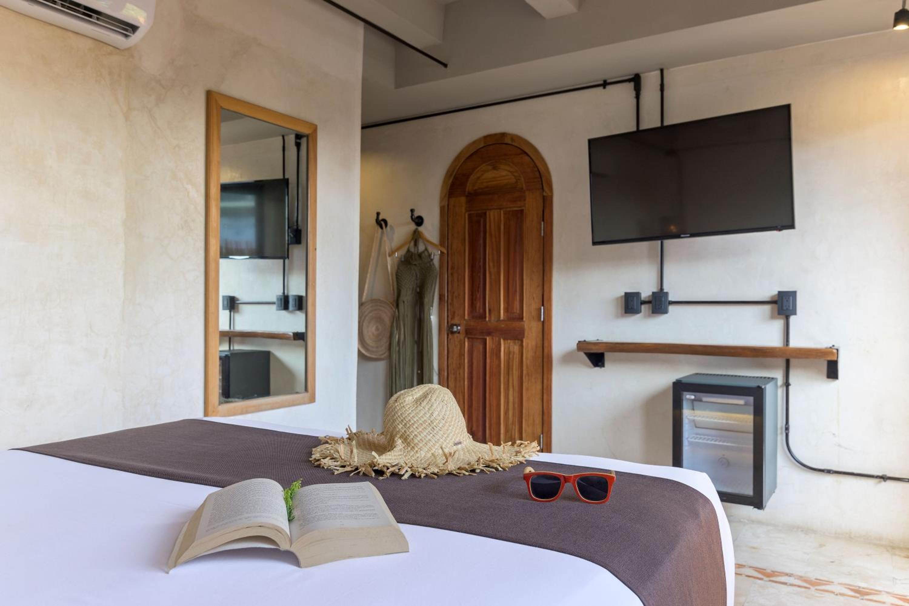 Deluxe Queen Room with Balcony - Photo 1