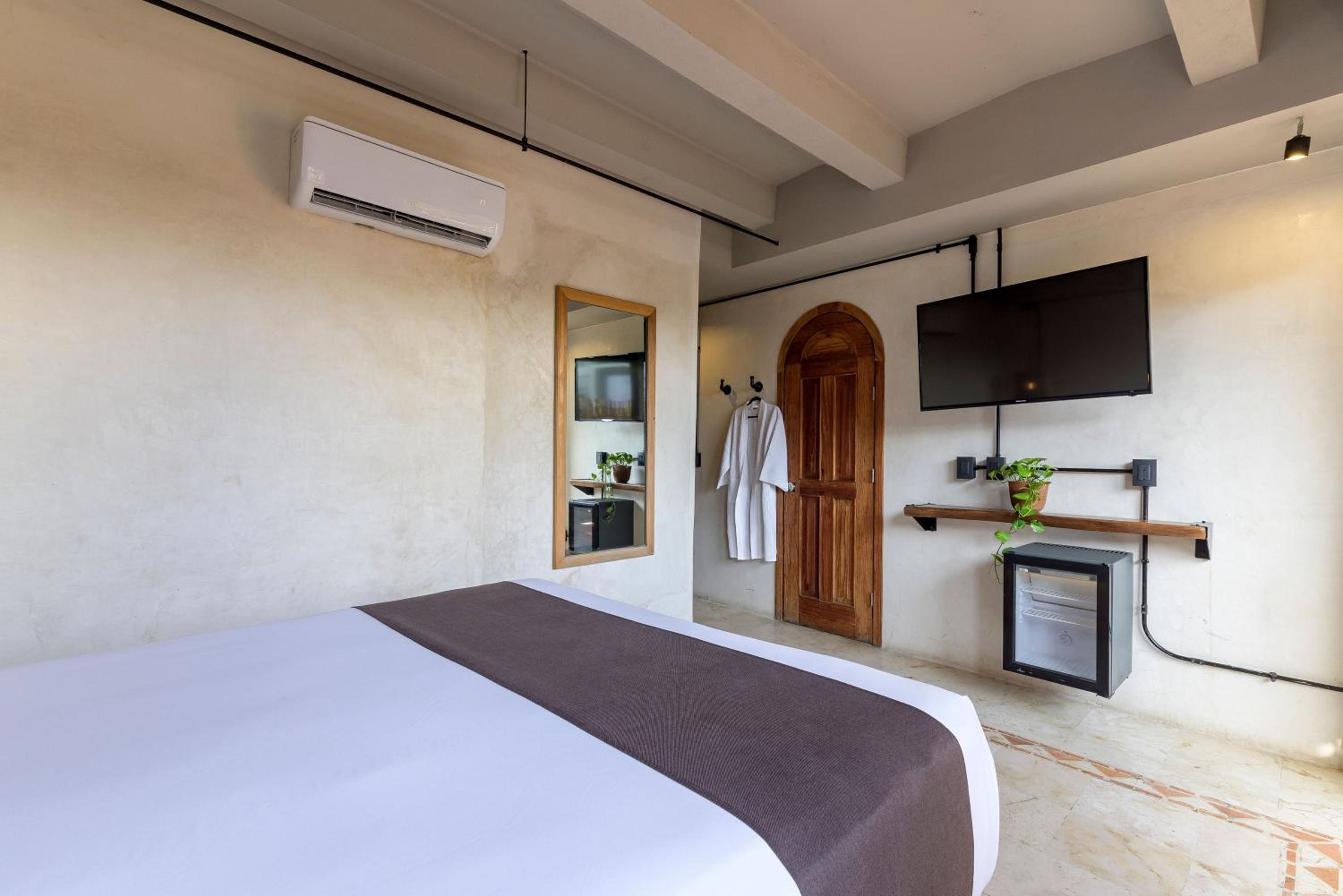 Junior Suite with Balcony - Photo 6