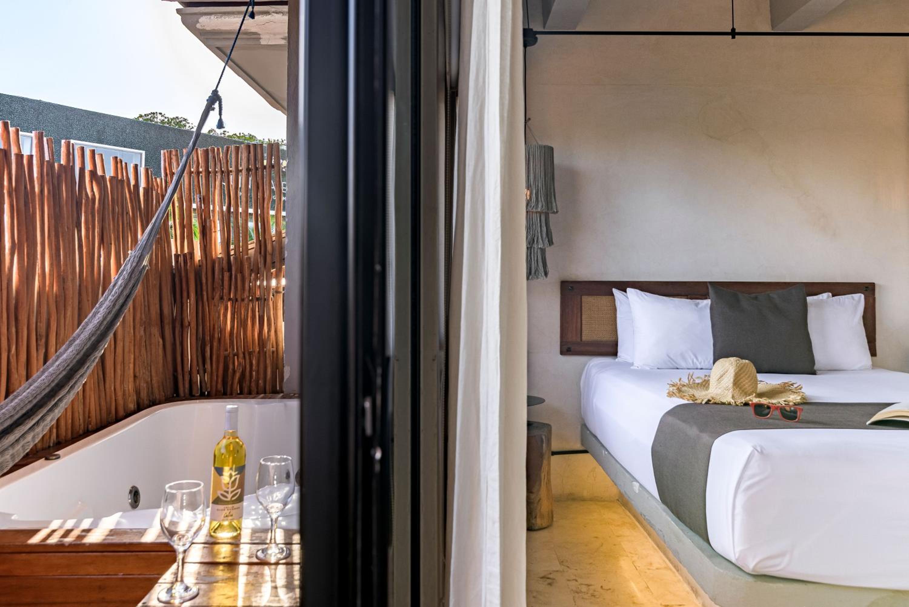 Junior Suite with Balcony - Photo 5