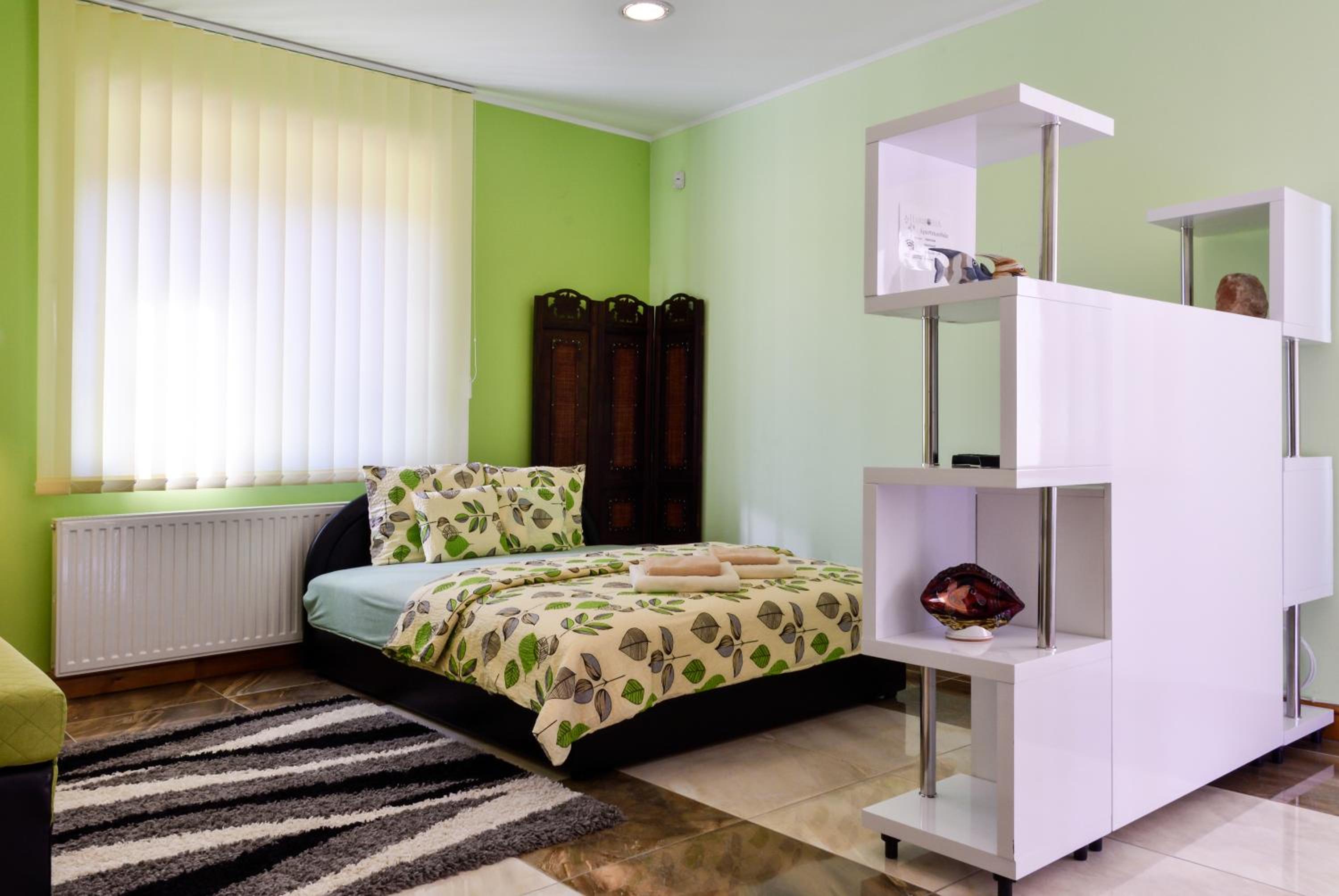 Two-Bedroom Ground Floor Apartment with Garden View - Photo 12