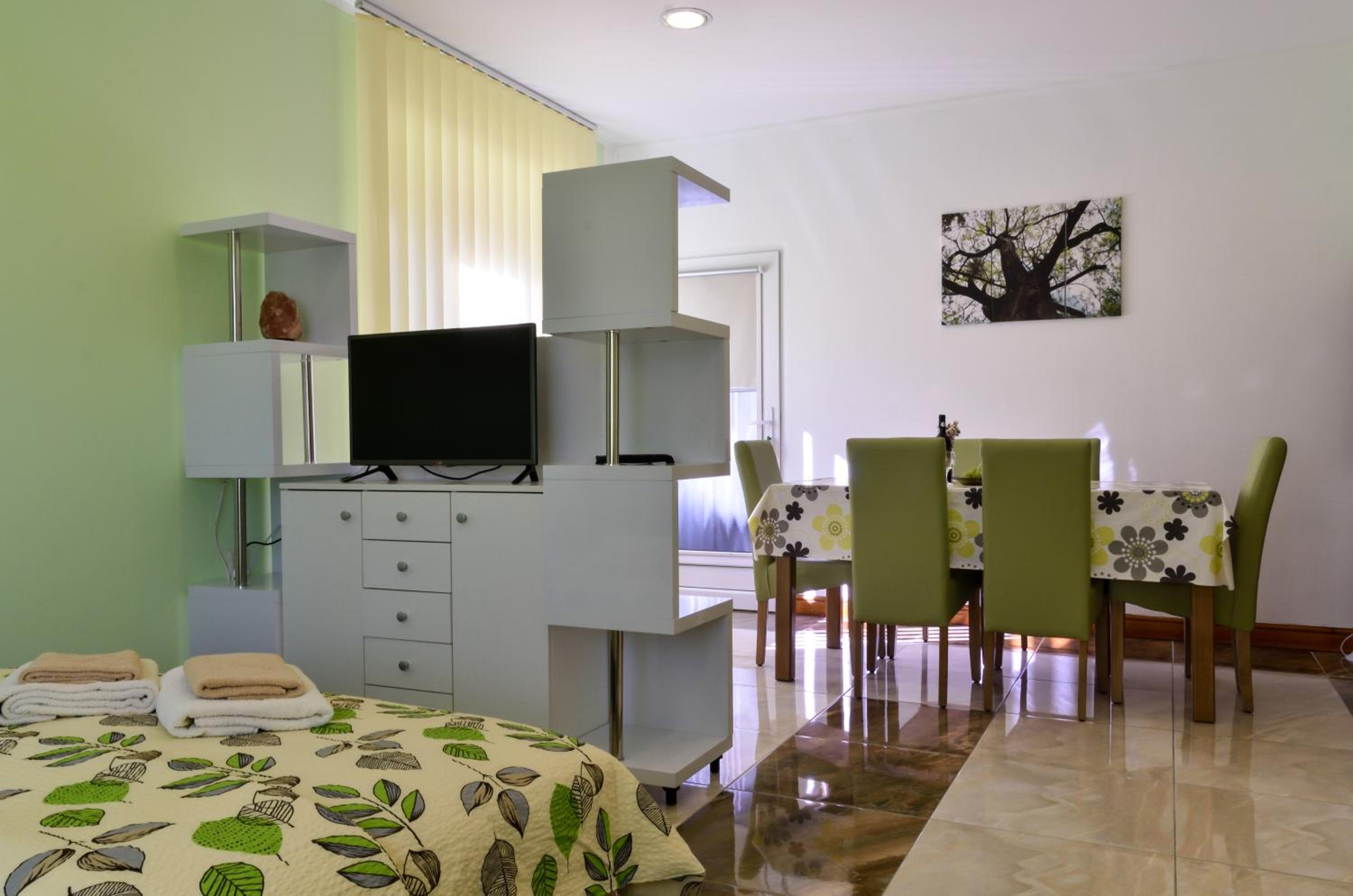 Two-Bedroom Ground Floor Apartment with Garden View - Photo 10