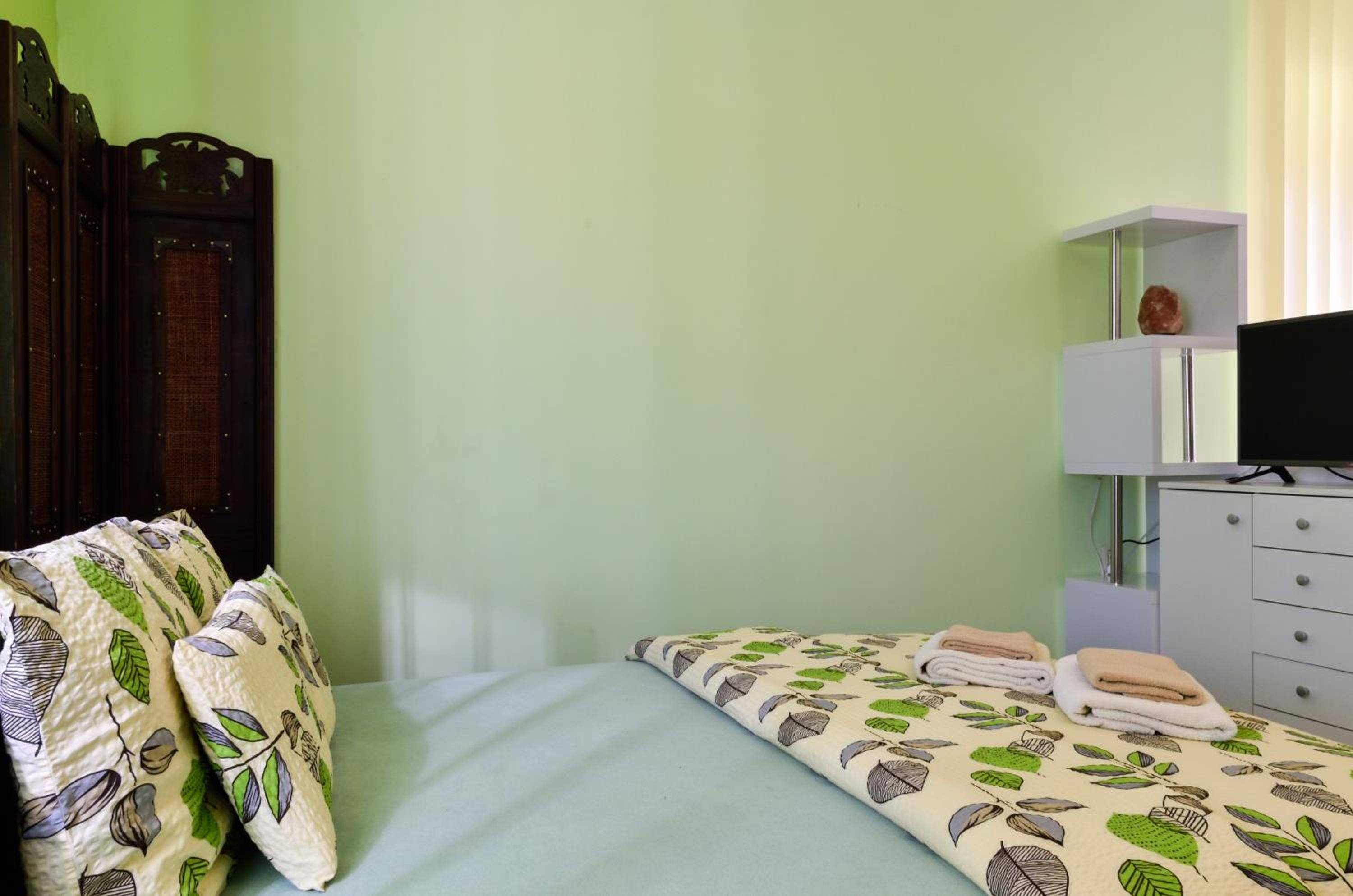 Two-Bedroom Ground Floor Apartment with Garden View - Photo 9