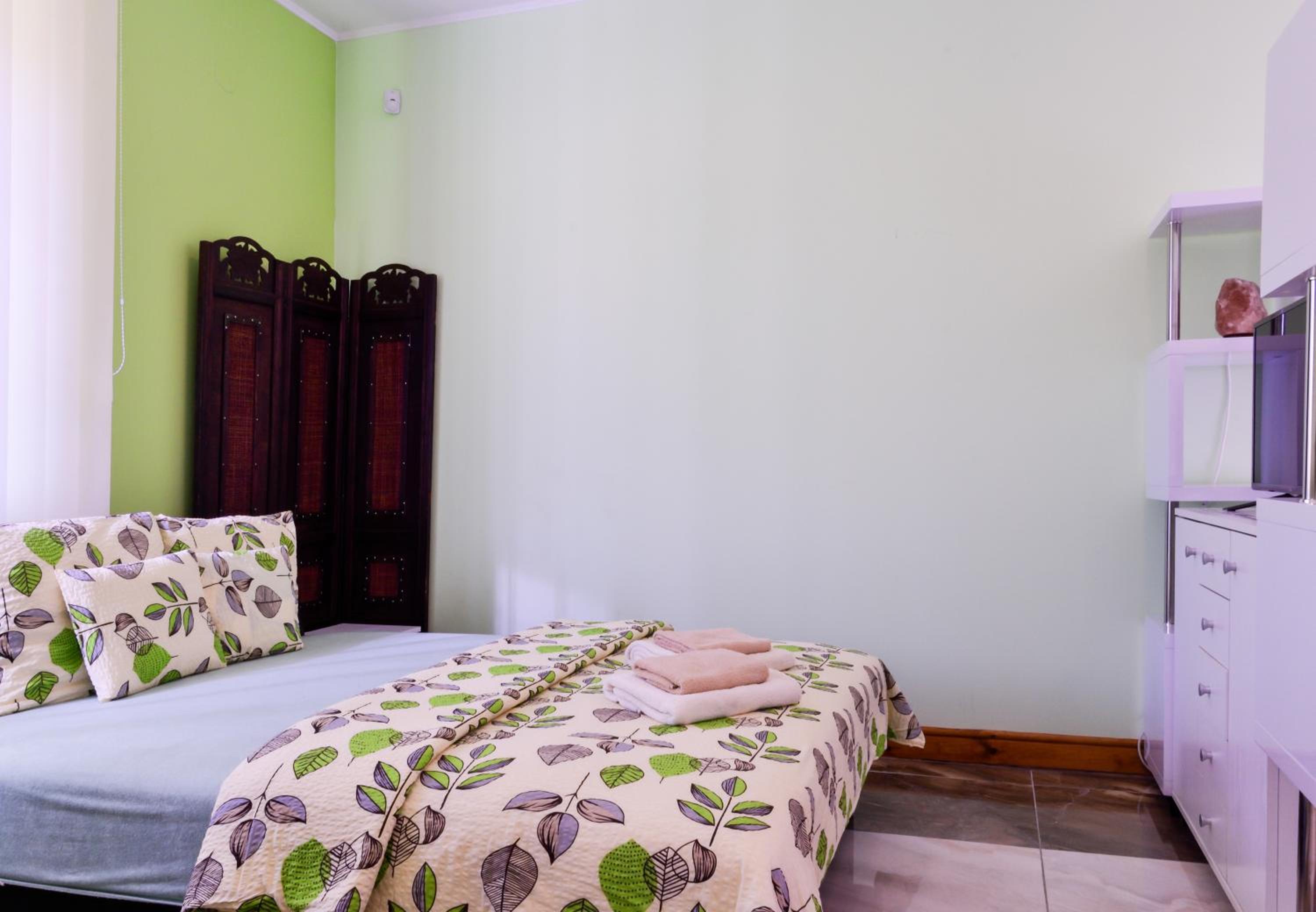 Two-Bedroom Ground Floor Apartment with Garden View - Photo 8