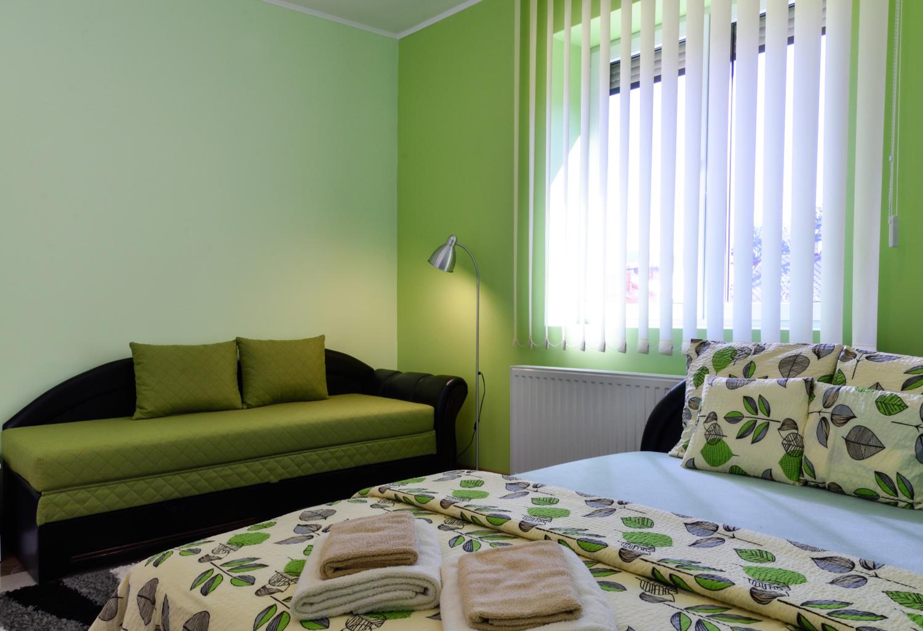 Two-Bedroom Ground Floor Apartment with Garden View - Photo 5
