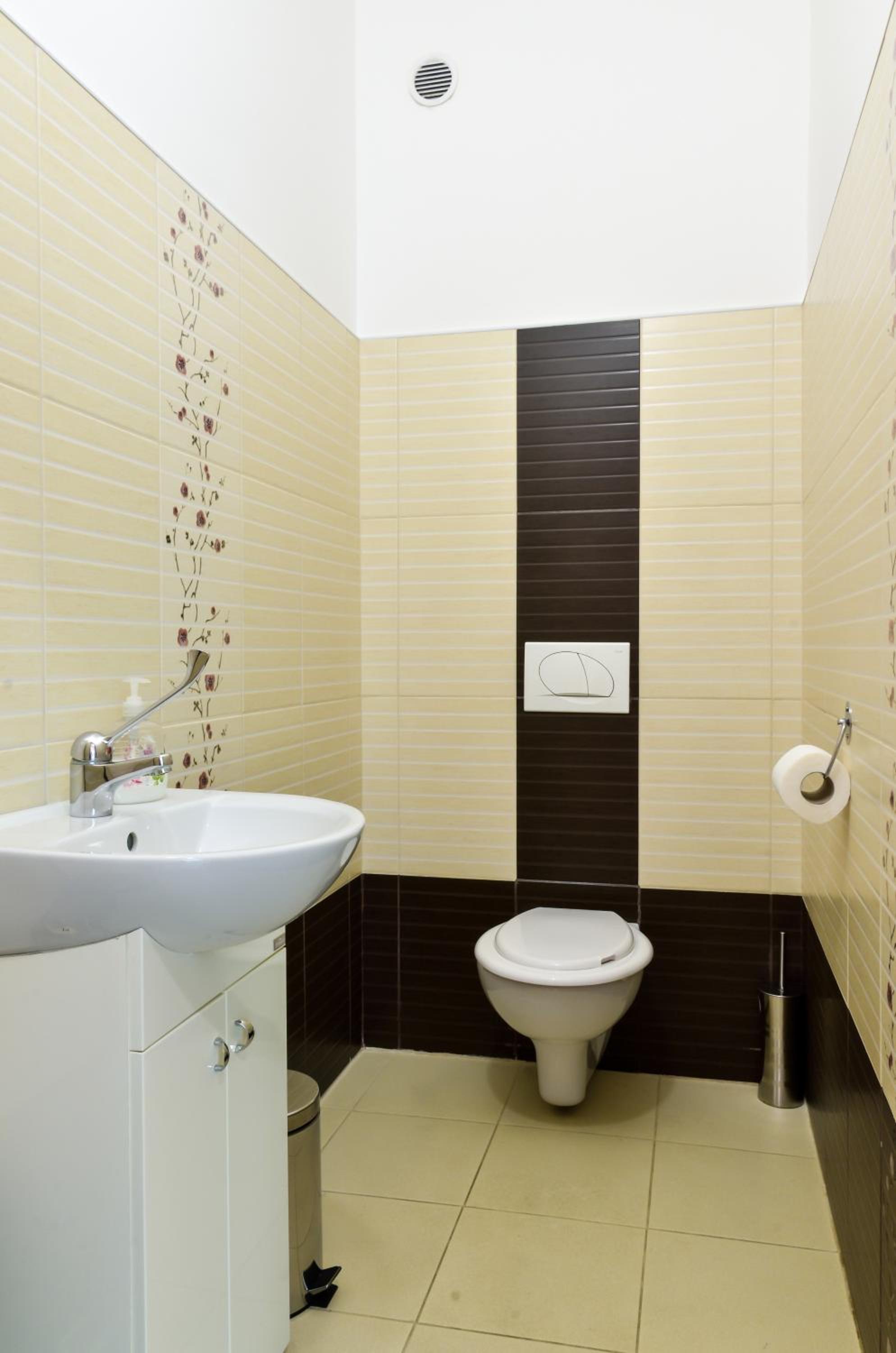 Two-Bedroom Ground Floor Apartment with Garden View - Photo 14