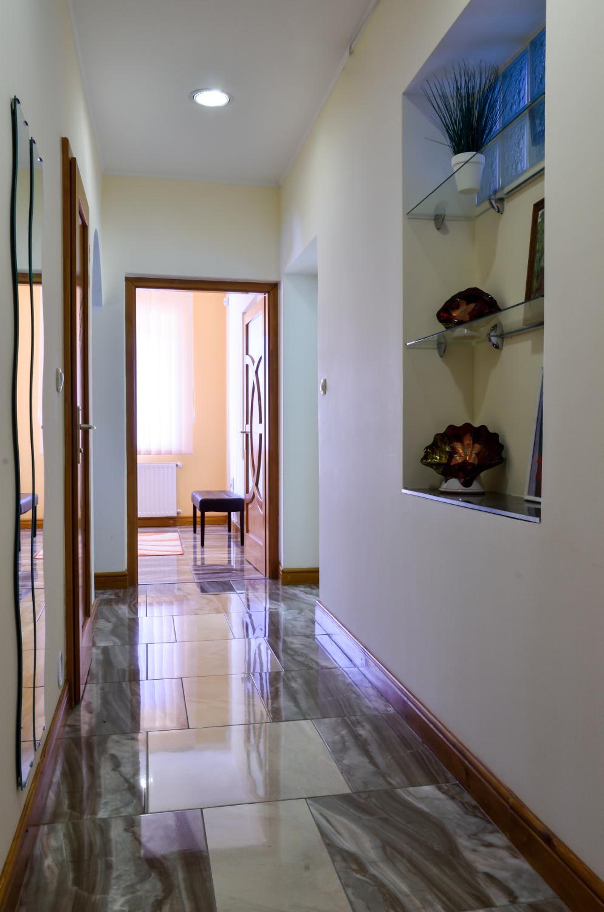 Two-Bedroom Ground Floor Apartment with Garden View - Photo 2
