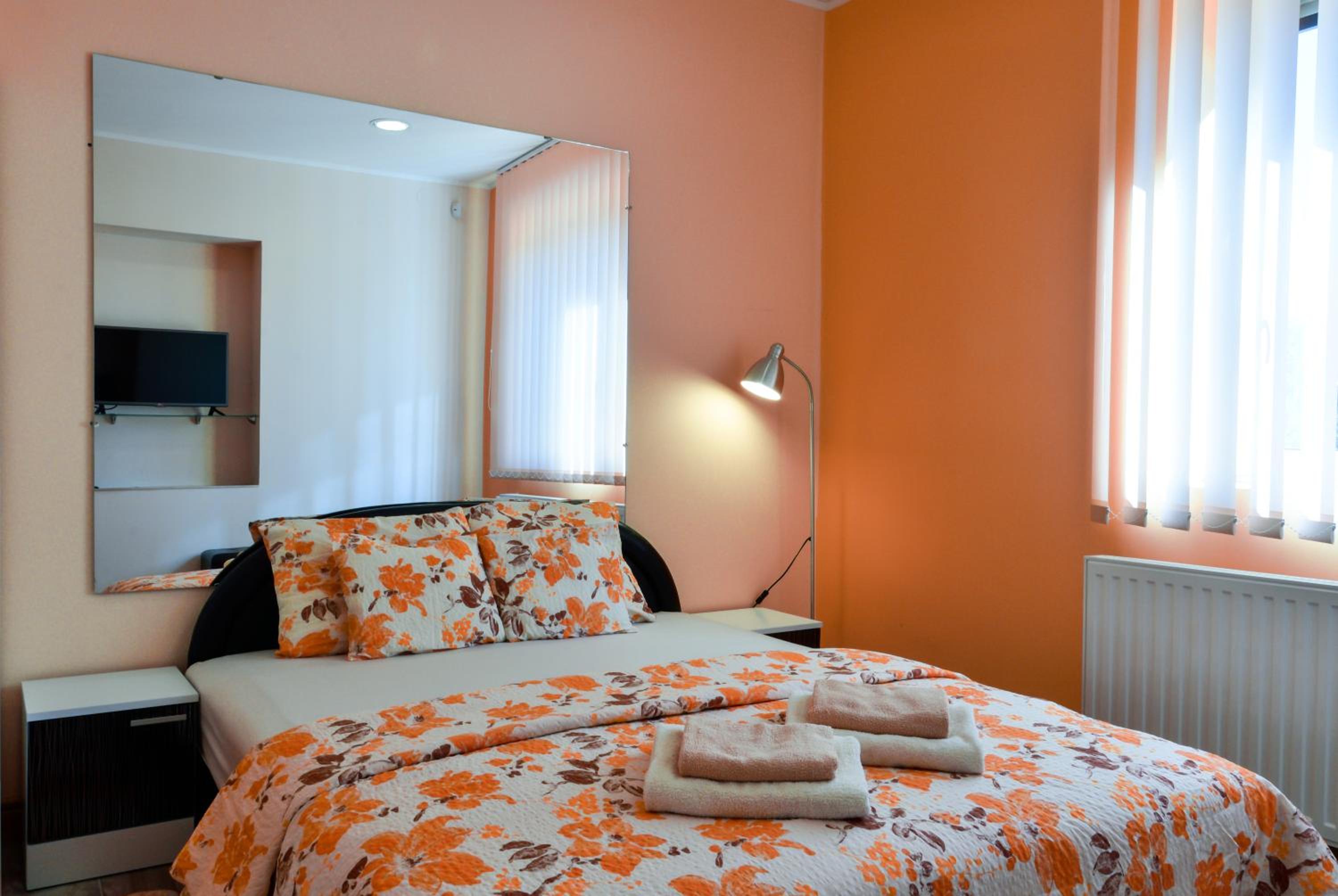 Two-Bedroom Ground Floor Apartment with Garden View - Photo 15