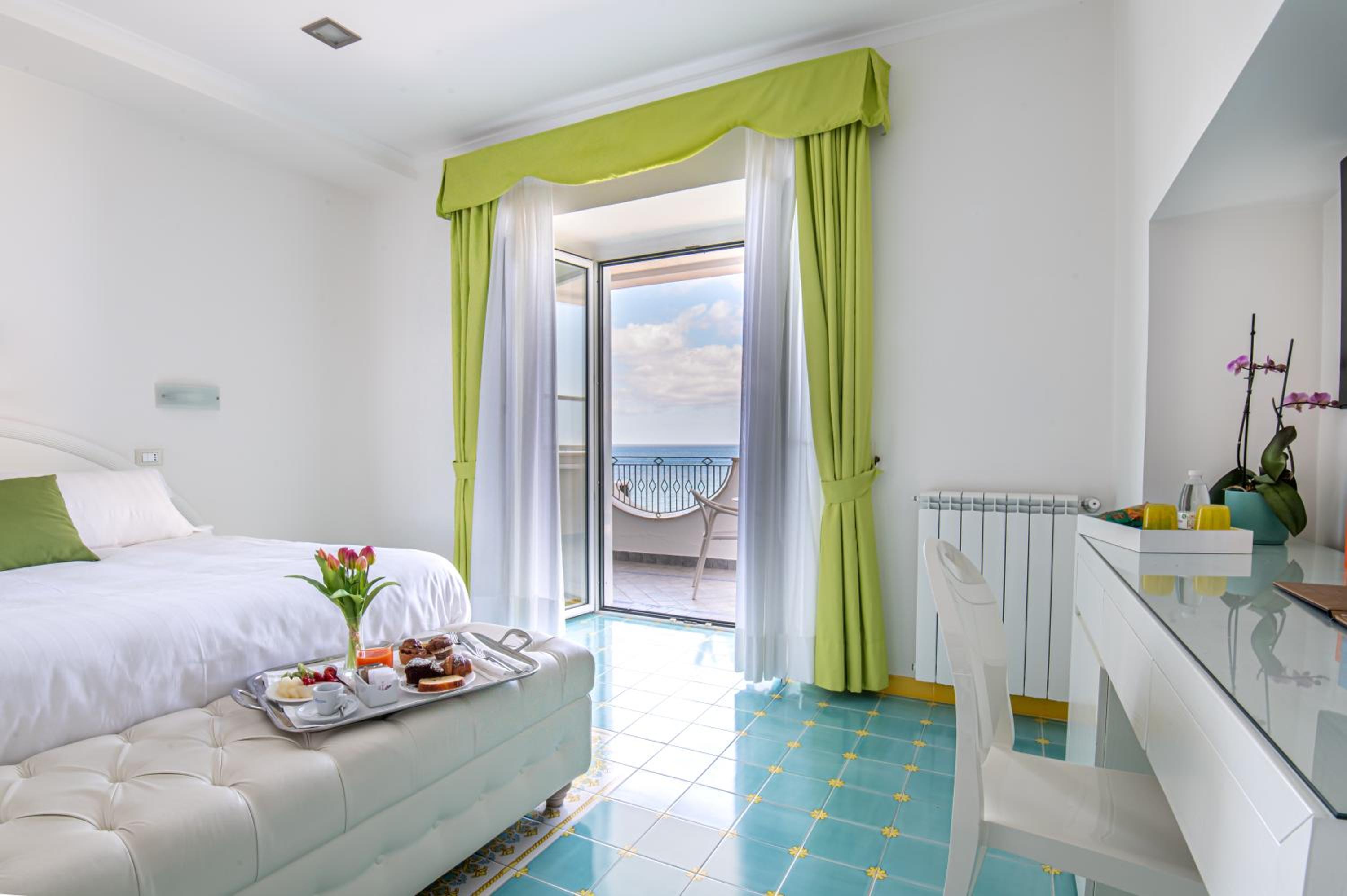 Classic Double or Twin Room with Sea View - Photo 1