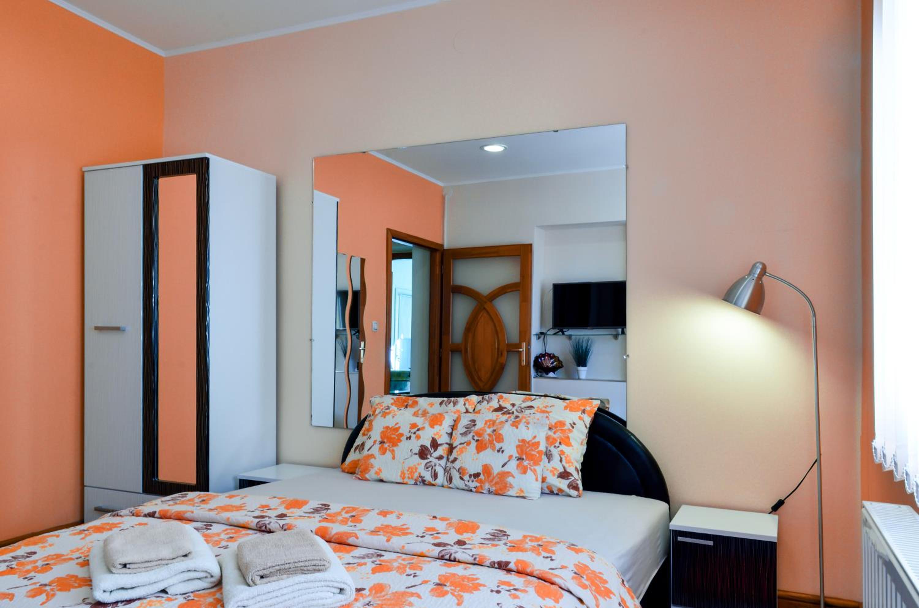 Two-Bedroom Ground Floor Apartment with Garden View - Photo 7