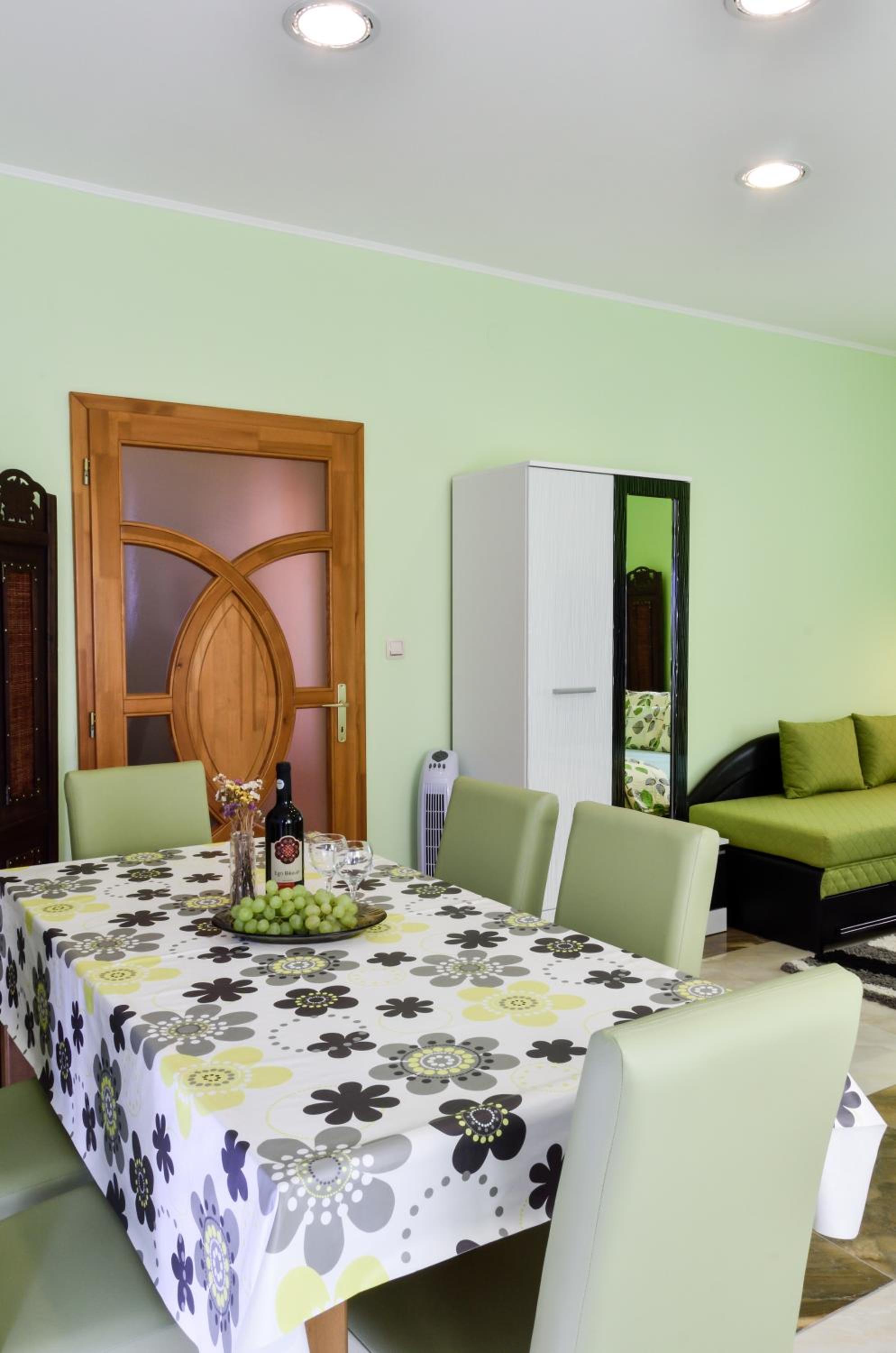 Two-Bedroom Ground Floor Apartment with Garden View - Photo 3