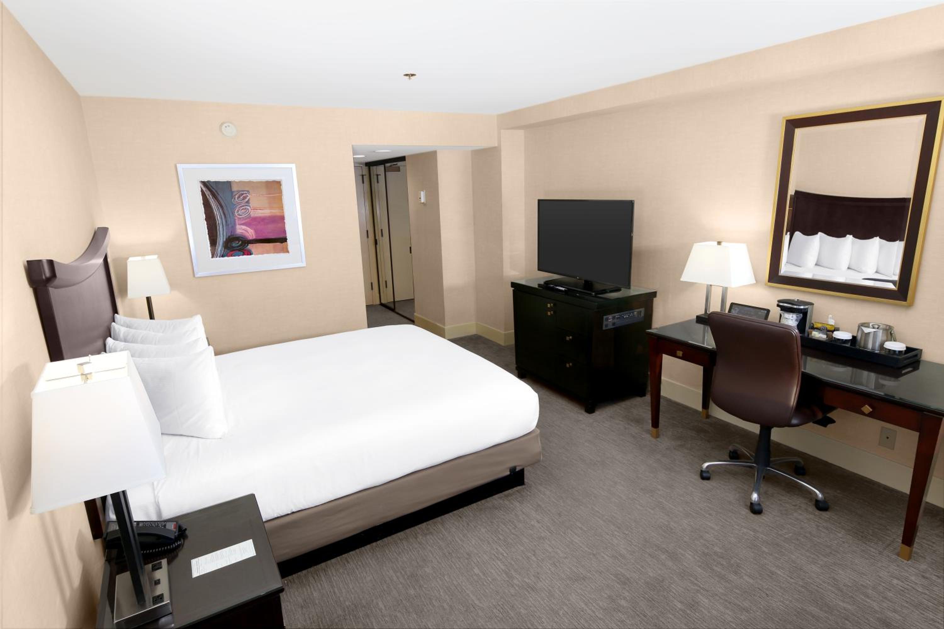 King Room with Roll-In Shower - Mobility and Hearing Access - Photo 2