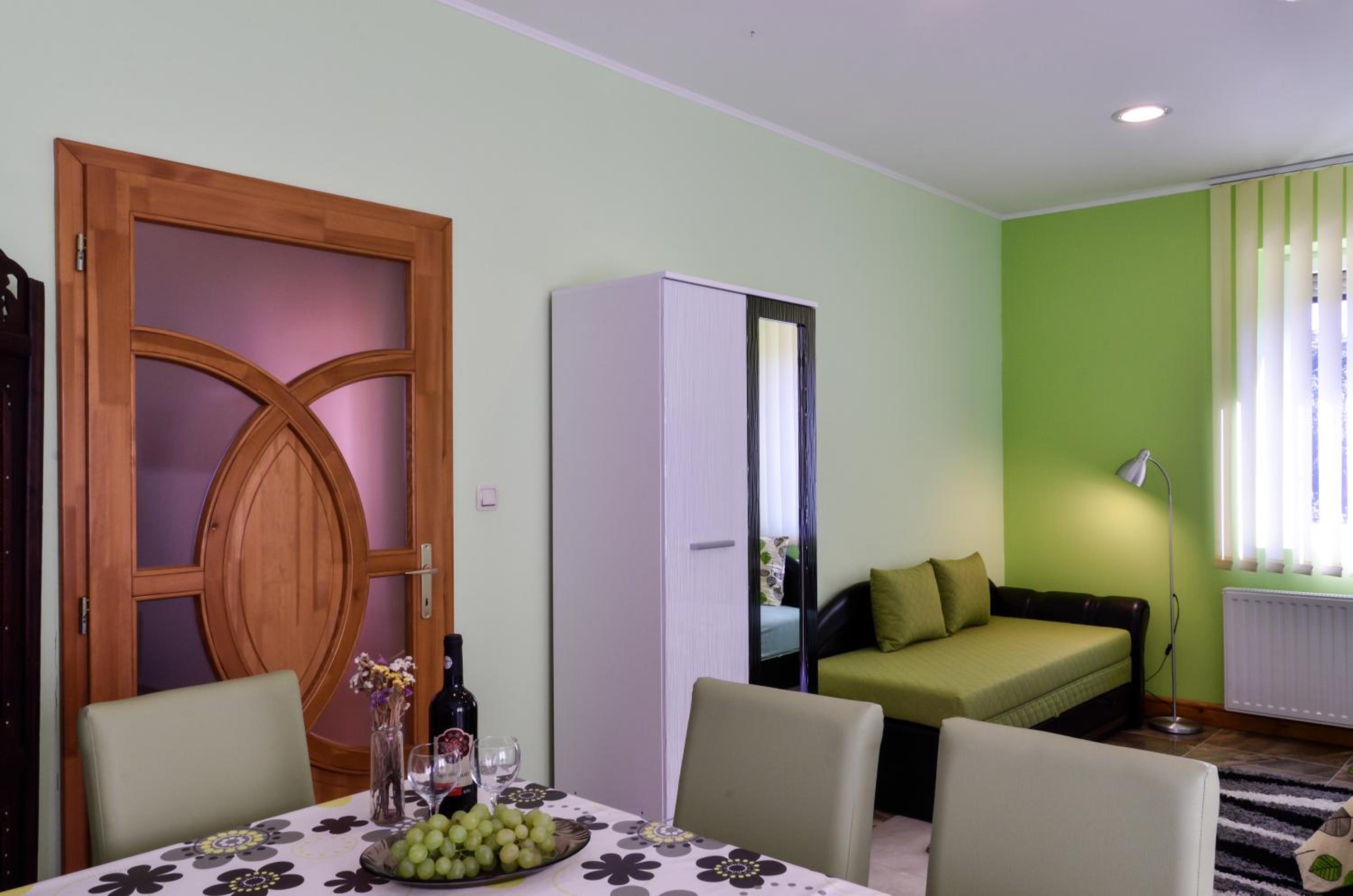 Two-Bedroom Ground Floor Apartment with Garden View - Photo 4