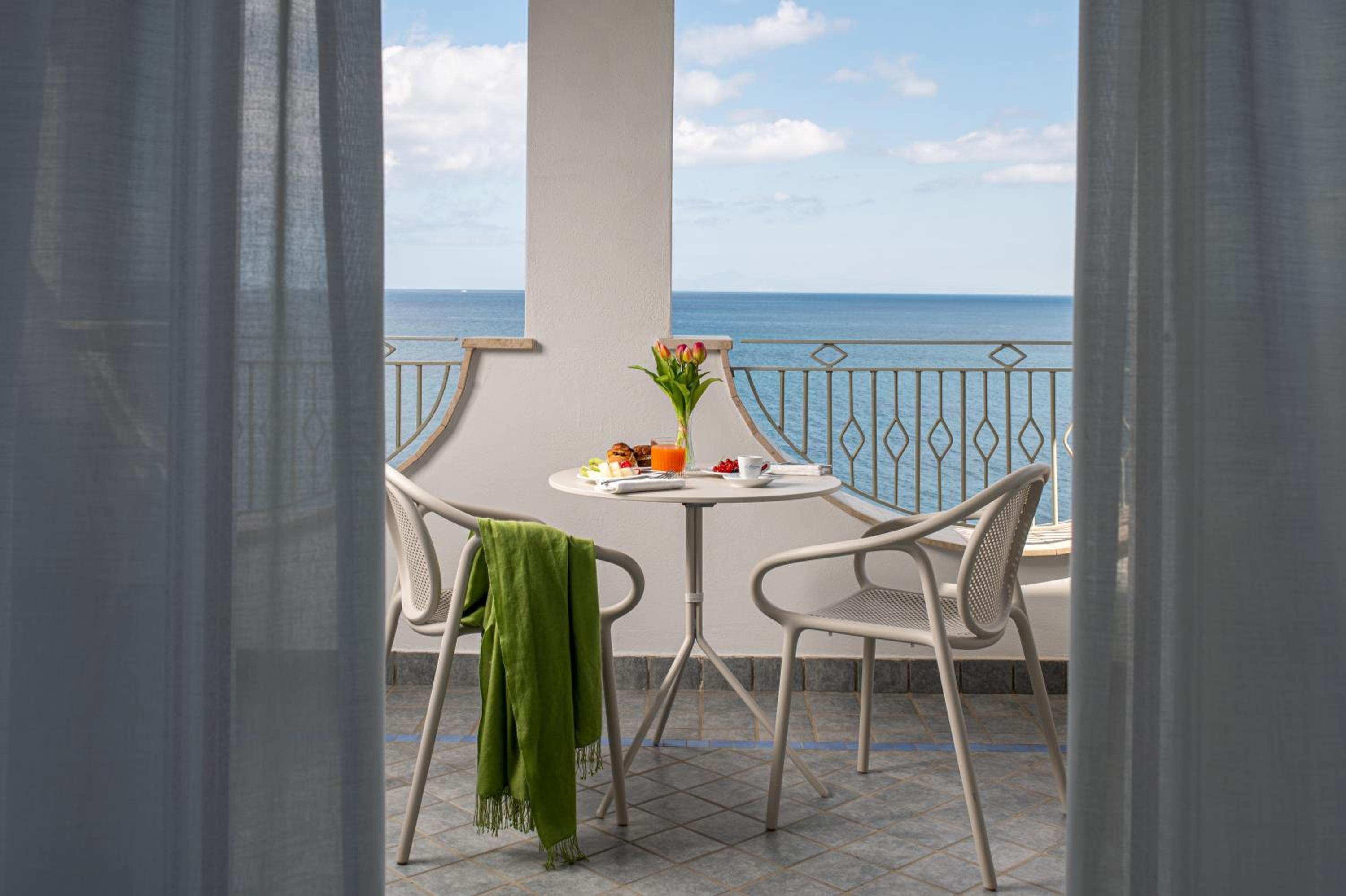 Classic Double or Twin Room with Sea View - Photo 3
