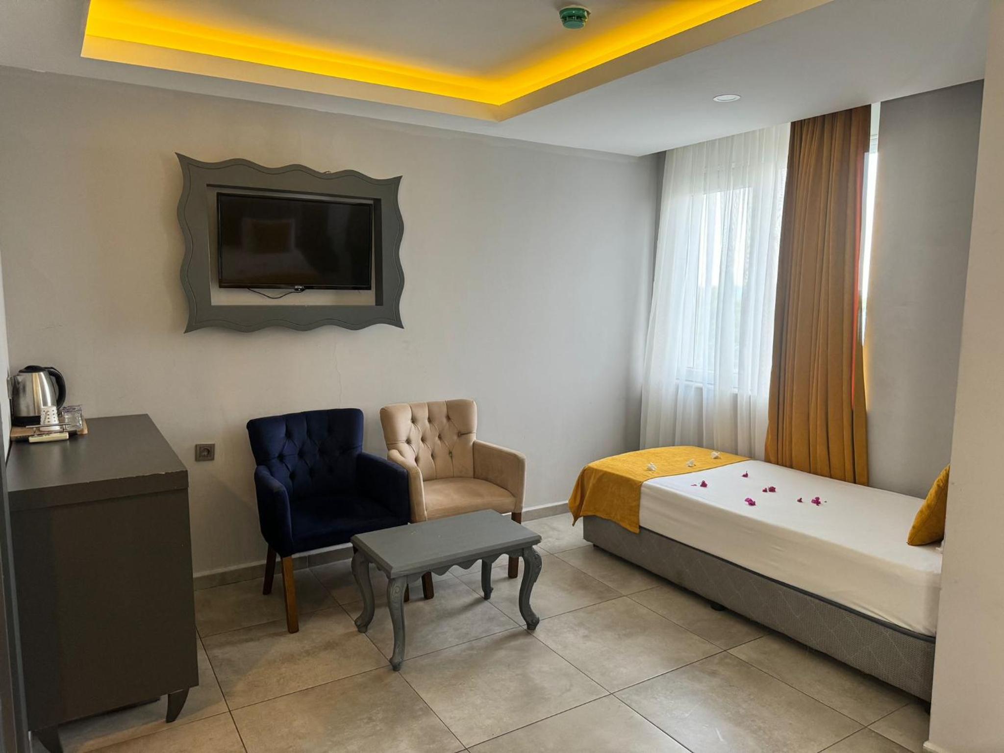 Standard Double or Twin Room thumbnail 6