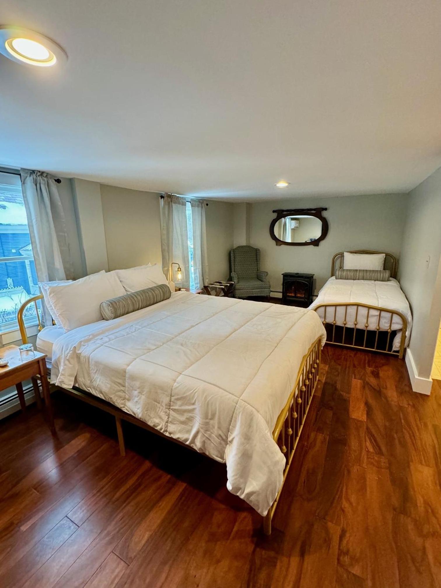 Family Room with Bathroom photo 2