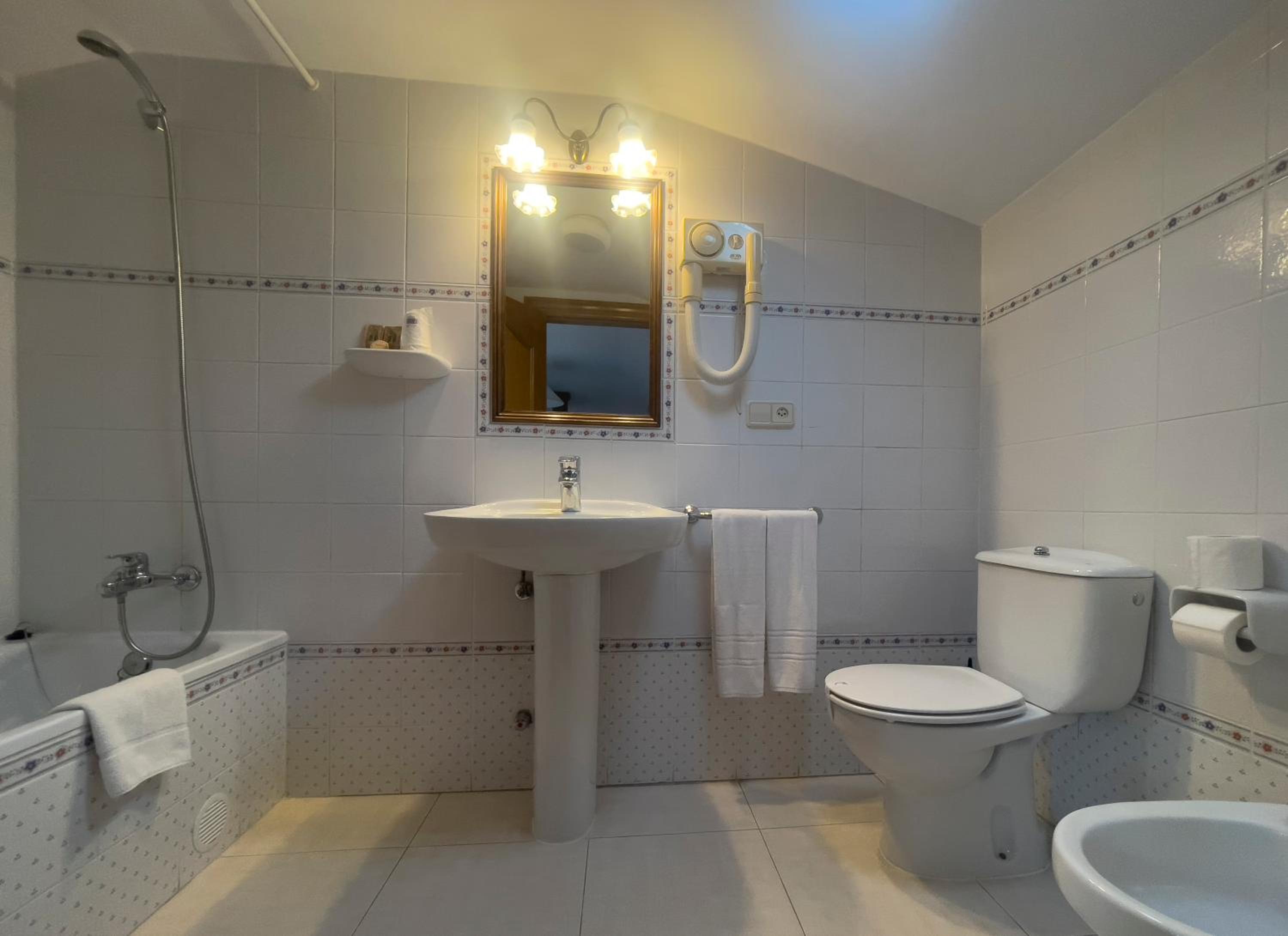 Twin Room - Photo 3