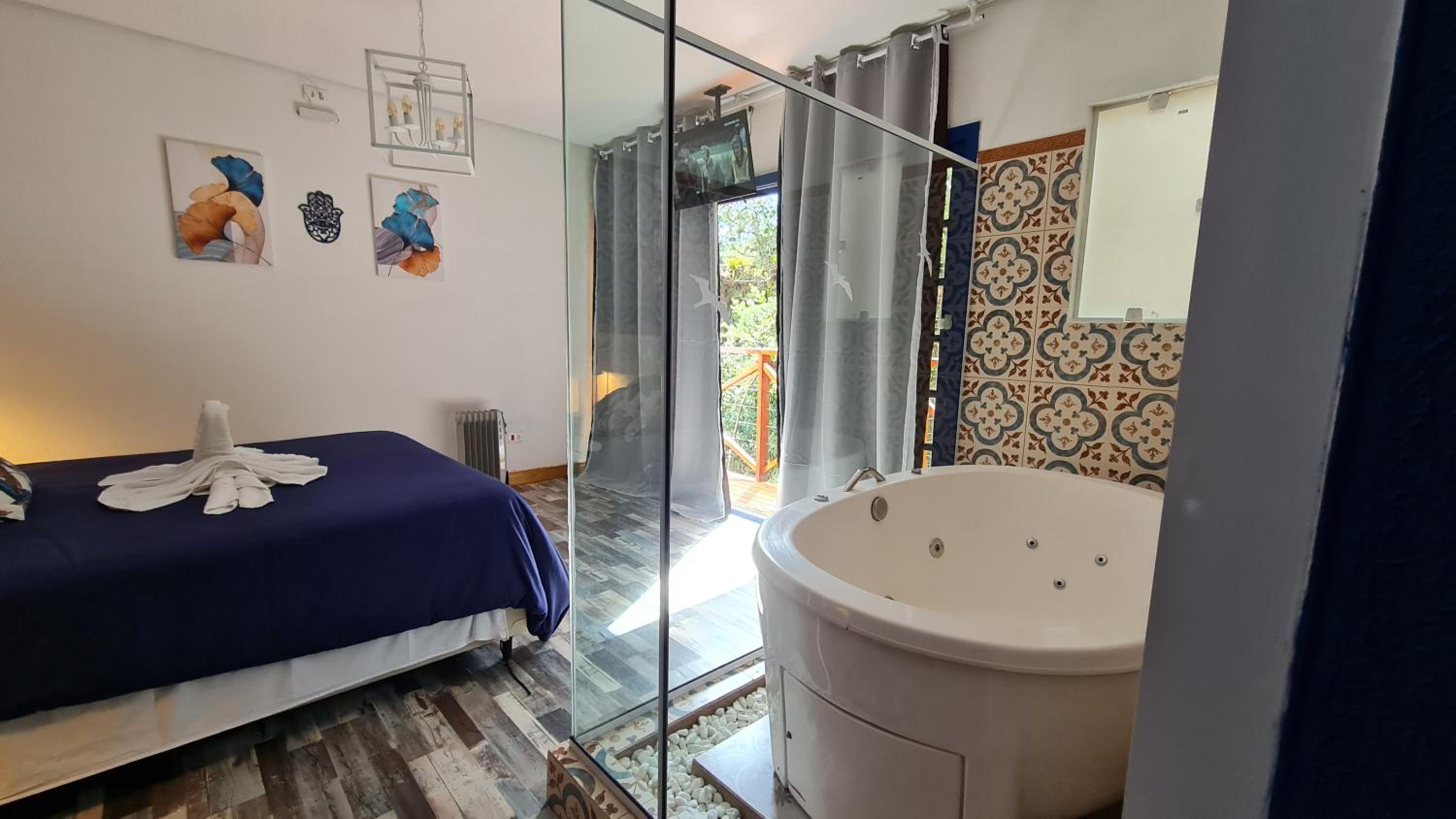Deluxe Suite with Spa Bath