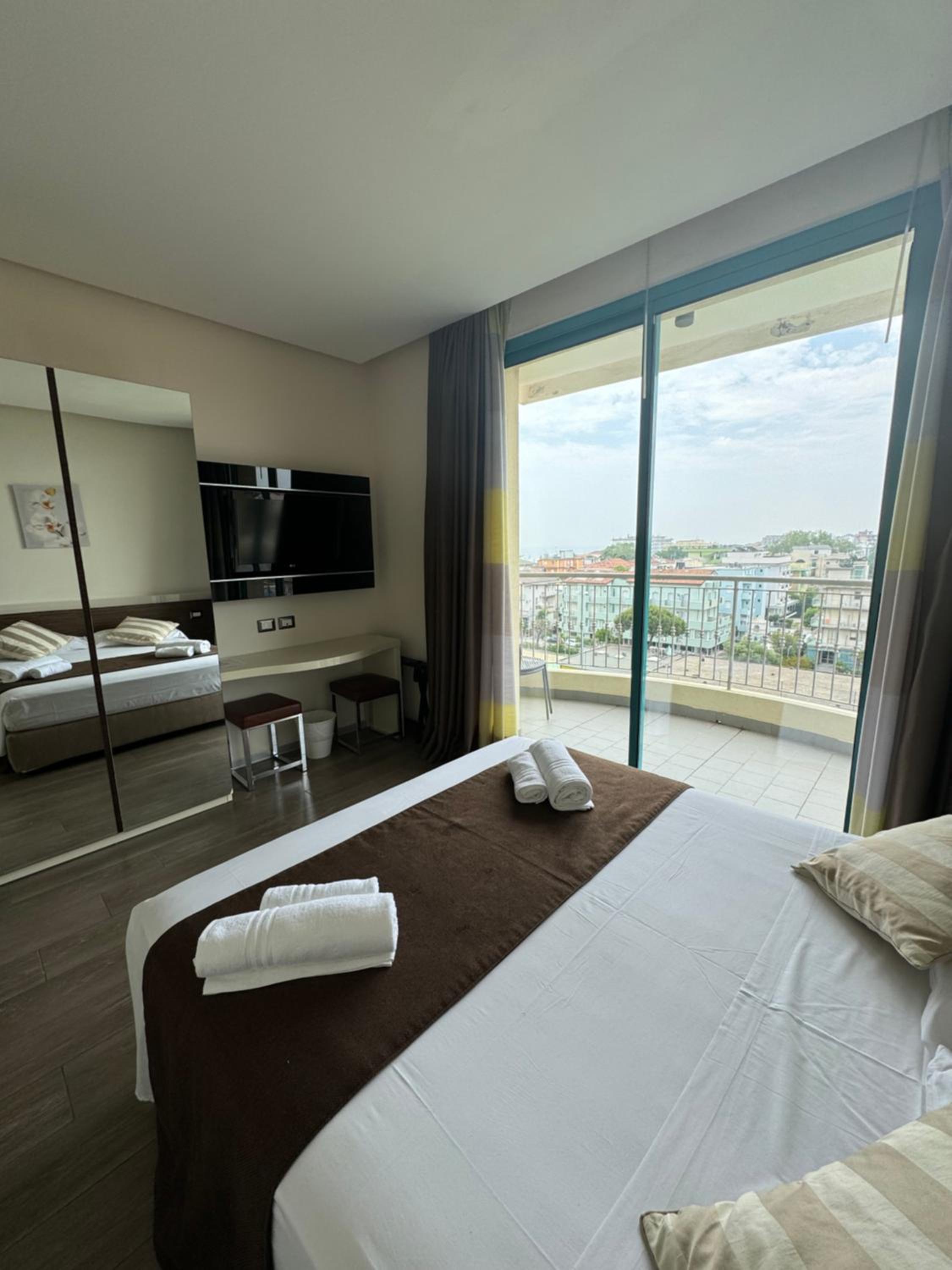 Superior Double Room with Balcony - Photo 5