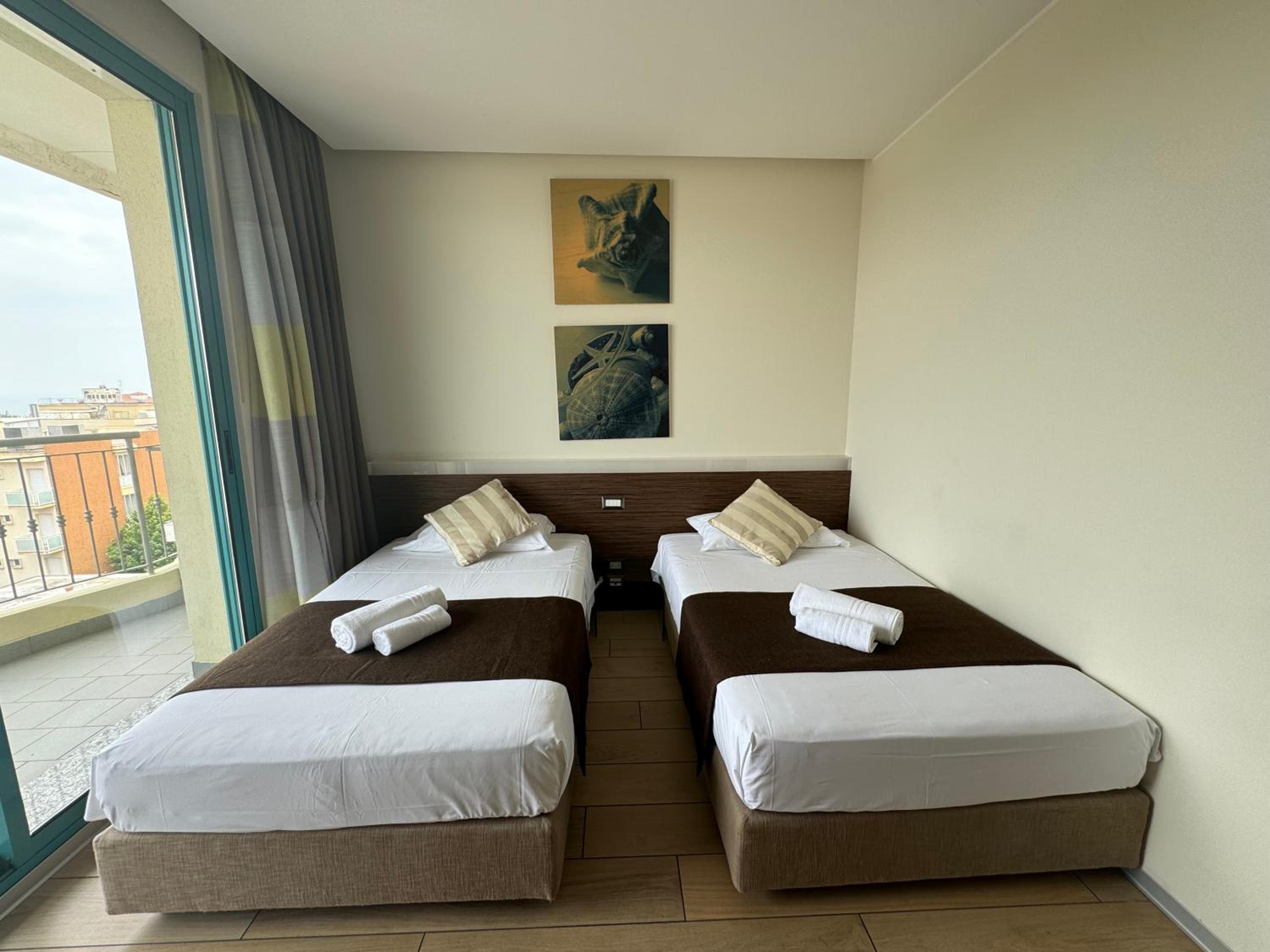 Deluxe Twin Room - Photo 8