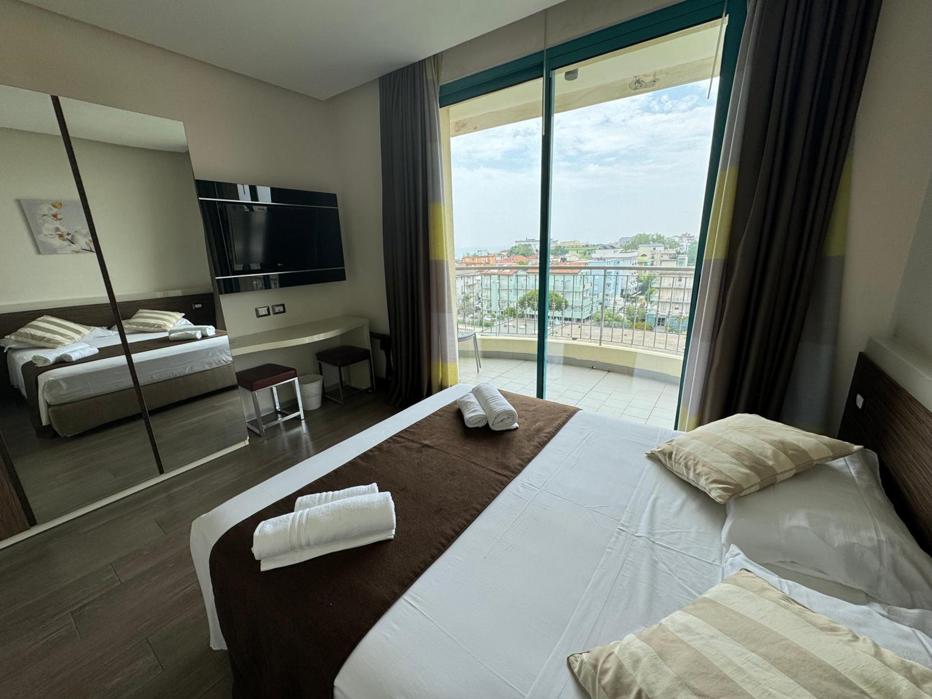 Superior Double Room with Balcony - Photo 4