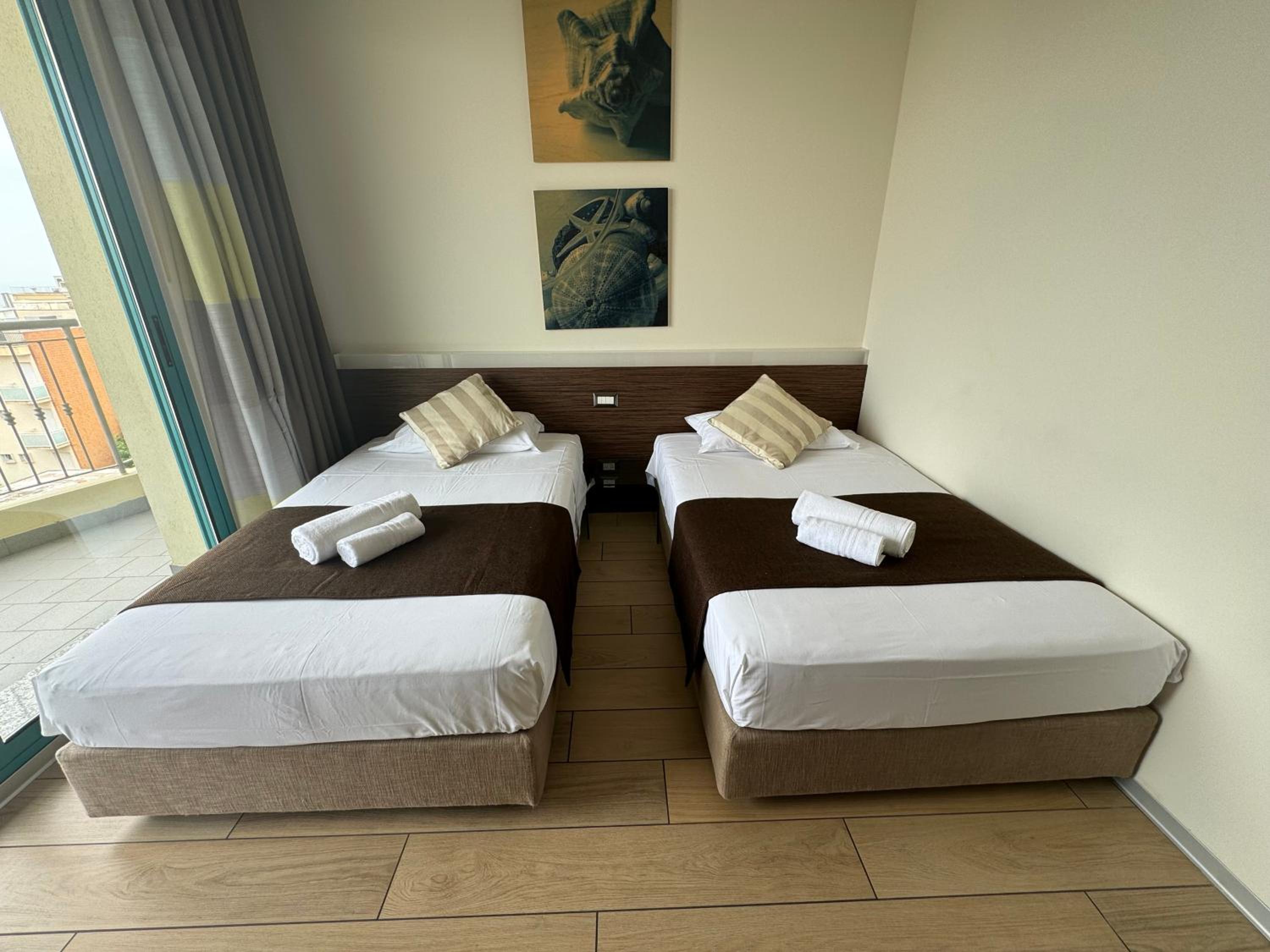 Superior Double Room with Balcony - Photo 8