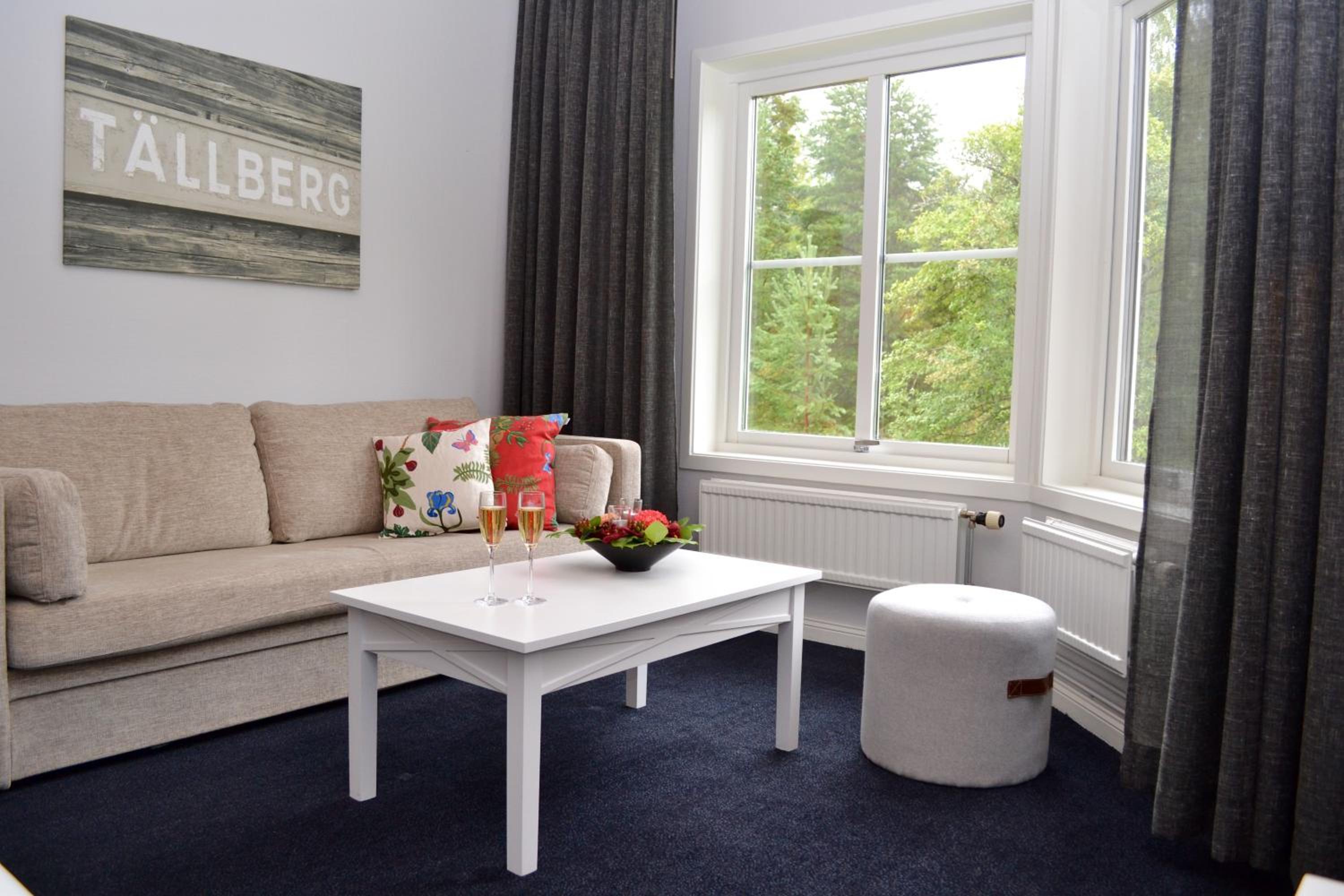 Superior Family Room - Photo 4