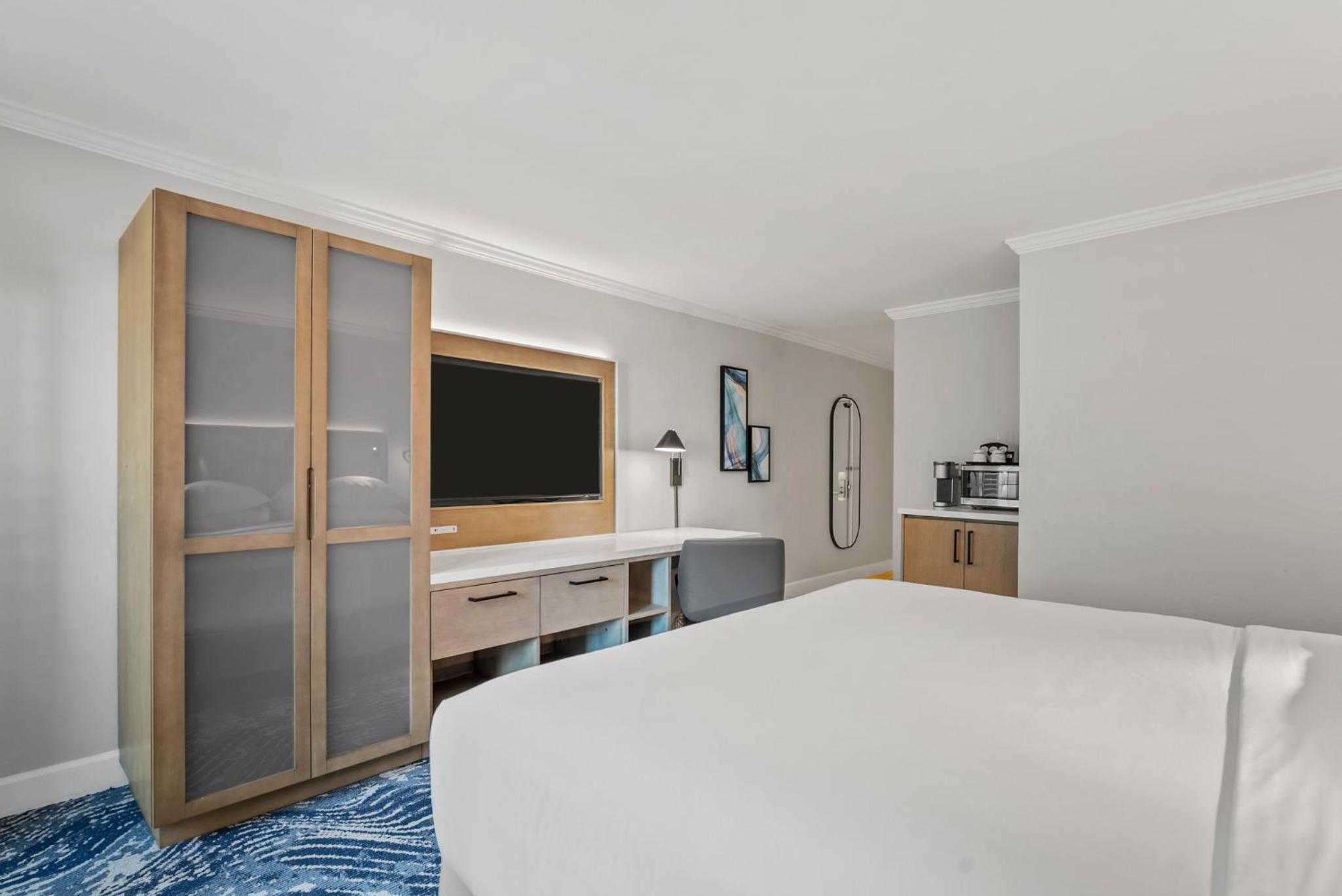 Standard King Room with Mobility Accessible Roll-In Shower thumbnail 5