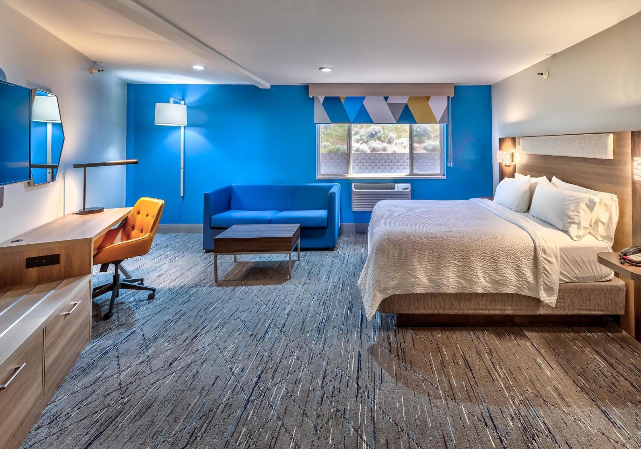 Standard King Room with Sofa Bed - Photo 2