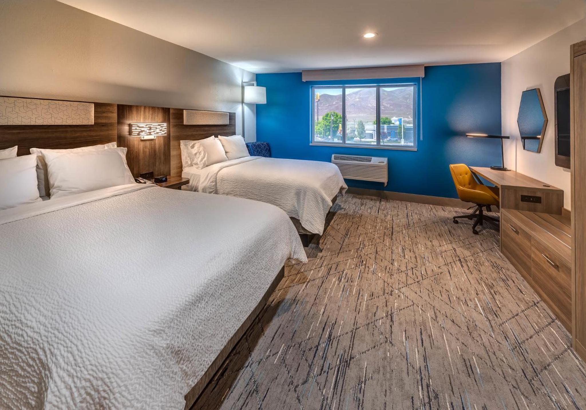 Standard Queen Room with Two Queen Beds - Photo 3