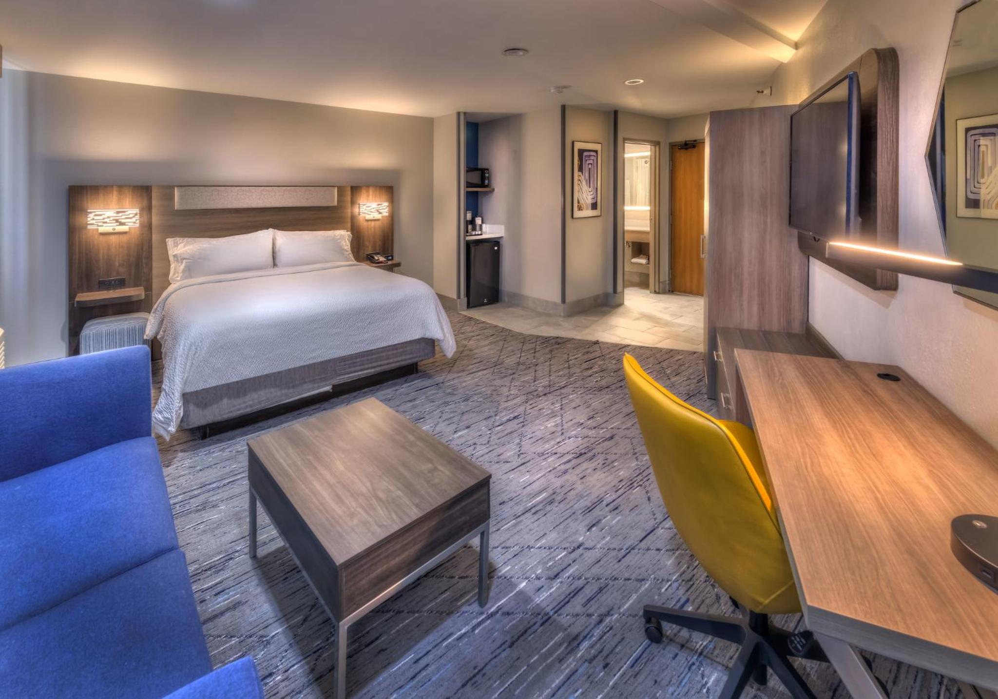 Standard King Room with Sofa Bed - Photo 3