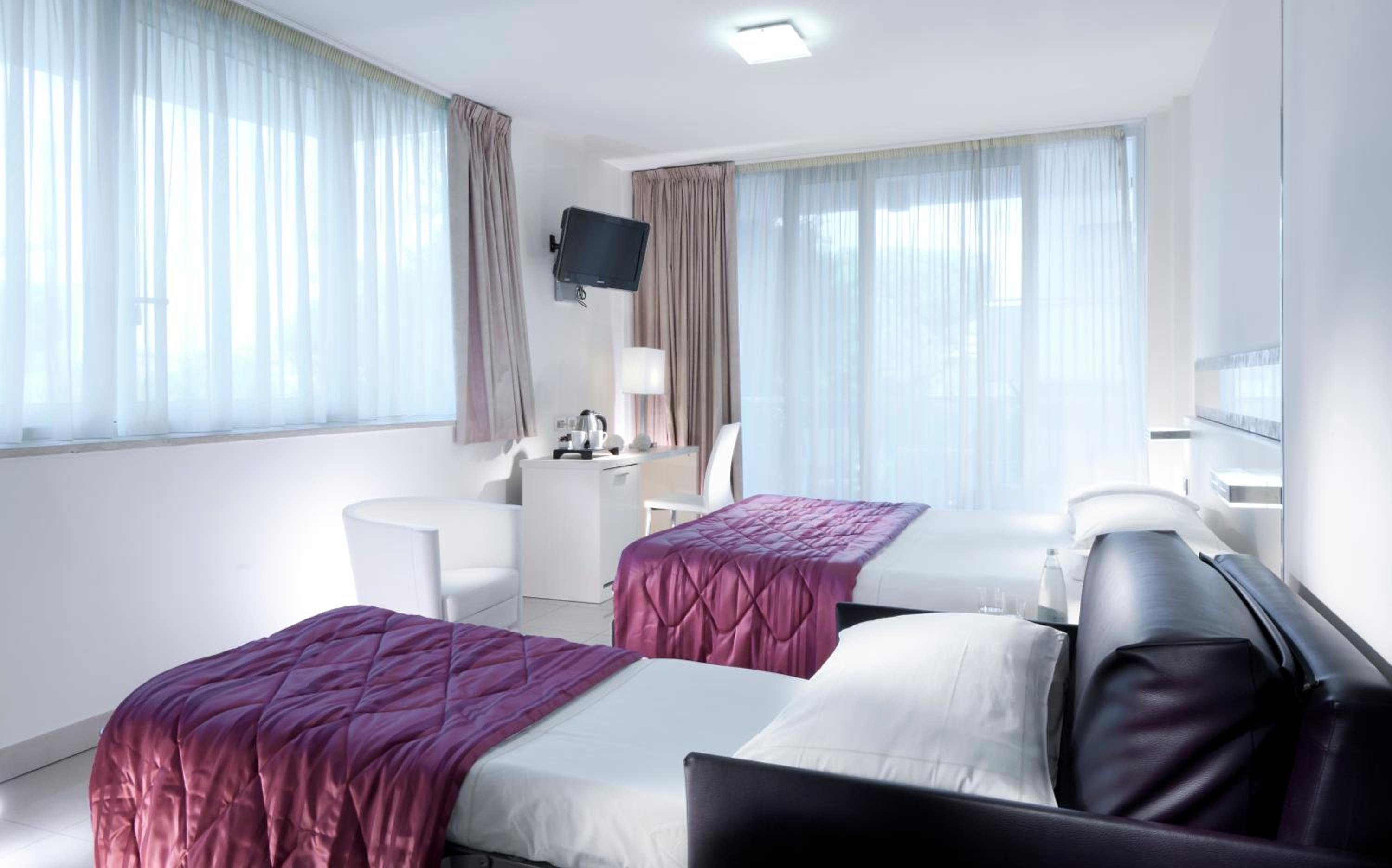 Superior Double Room with Sofa Bed and Balcony with Side Sea View - Photo 1