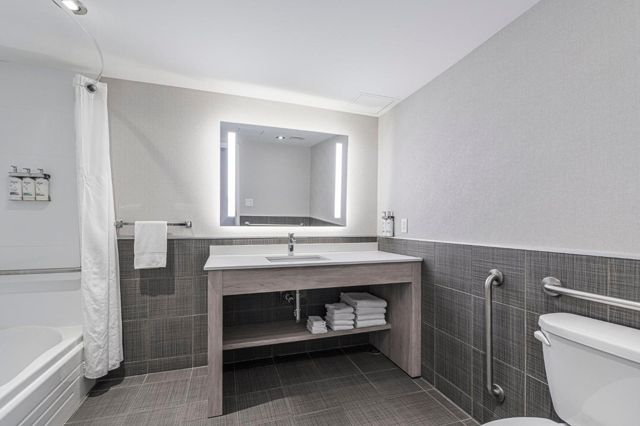 Standard King Room - Mobility Accessible - Photo 1