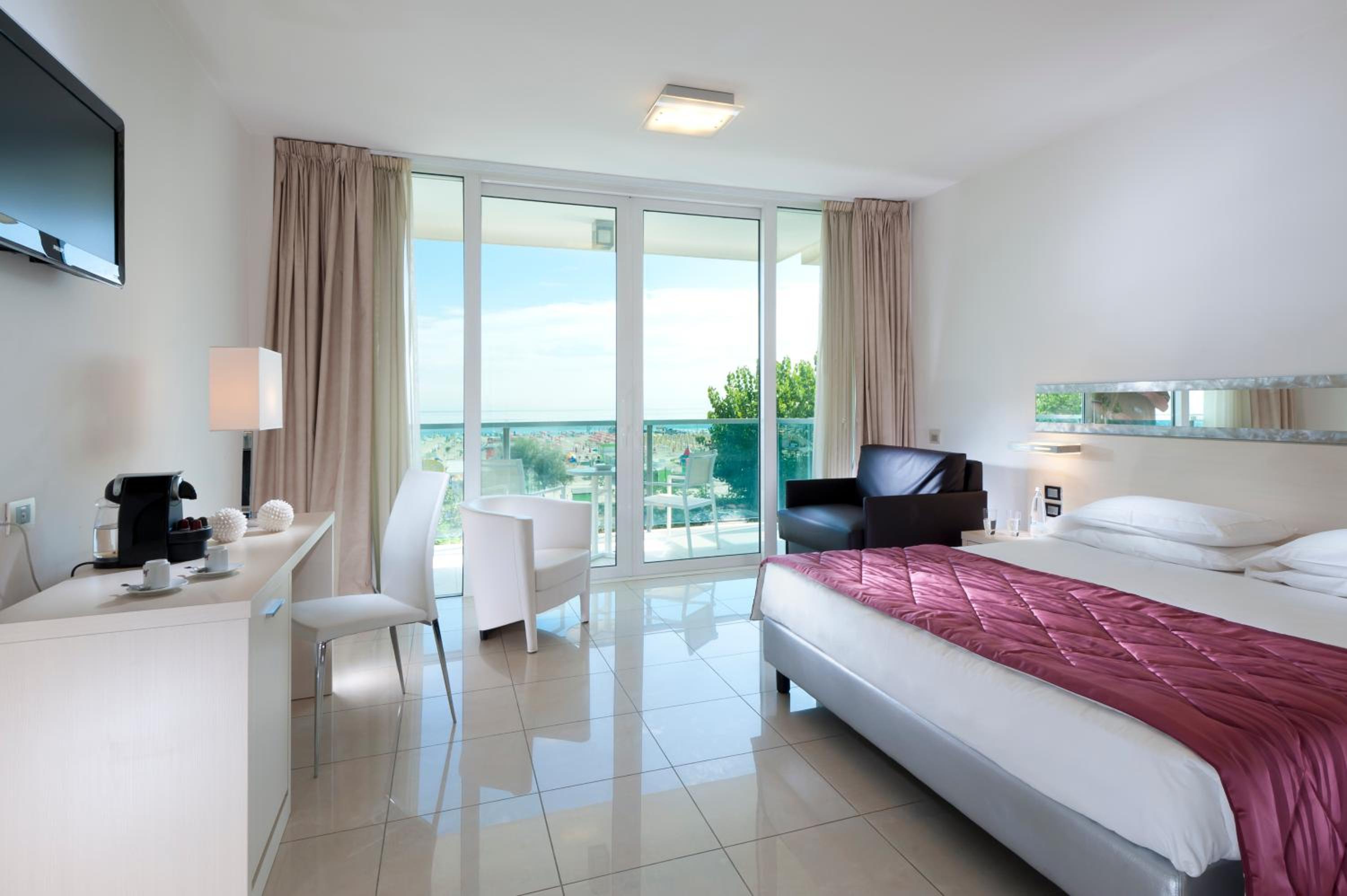 Privilege Room with 1 Double Bed and 1 Single Bed, Sea Front - Photo 9