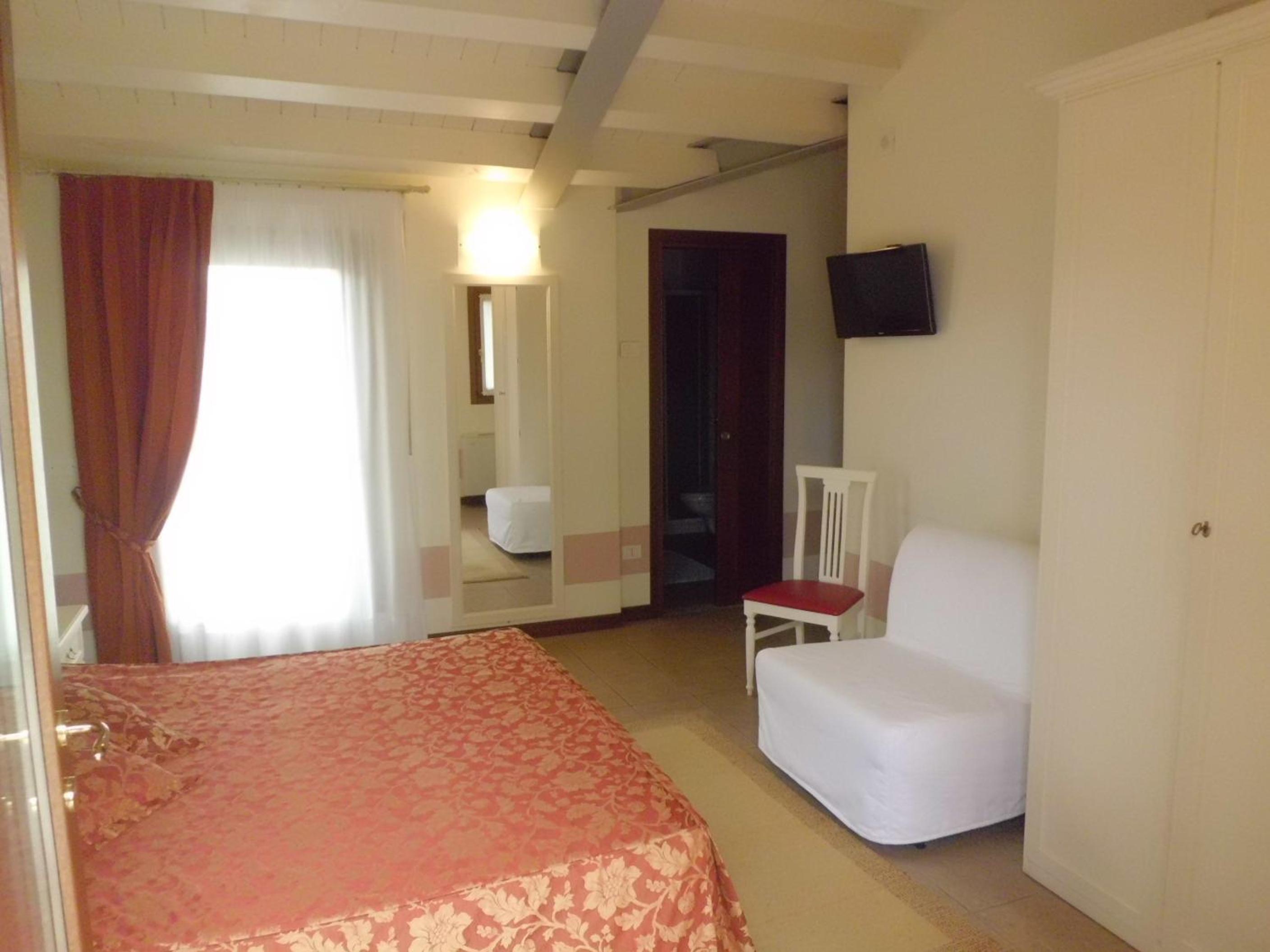 Double or Twin Room with Bathroom photo 1