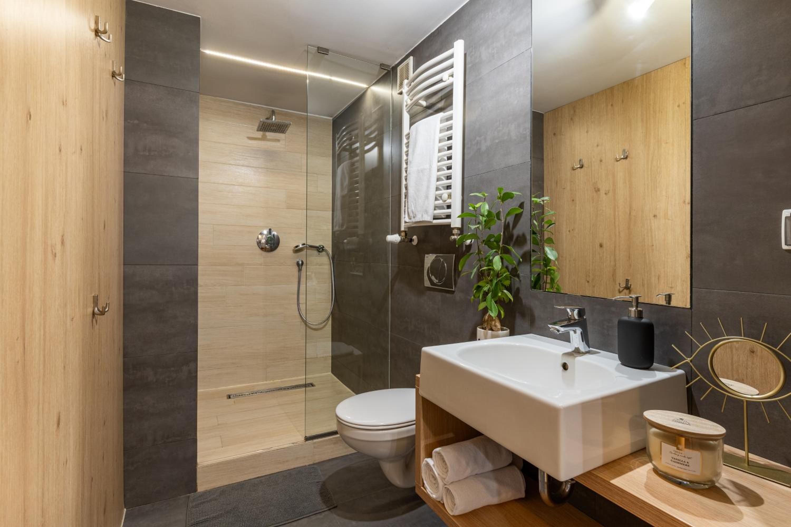 One-Bedroom Apartment - Photo 8