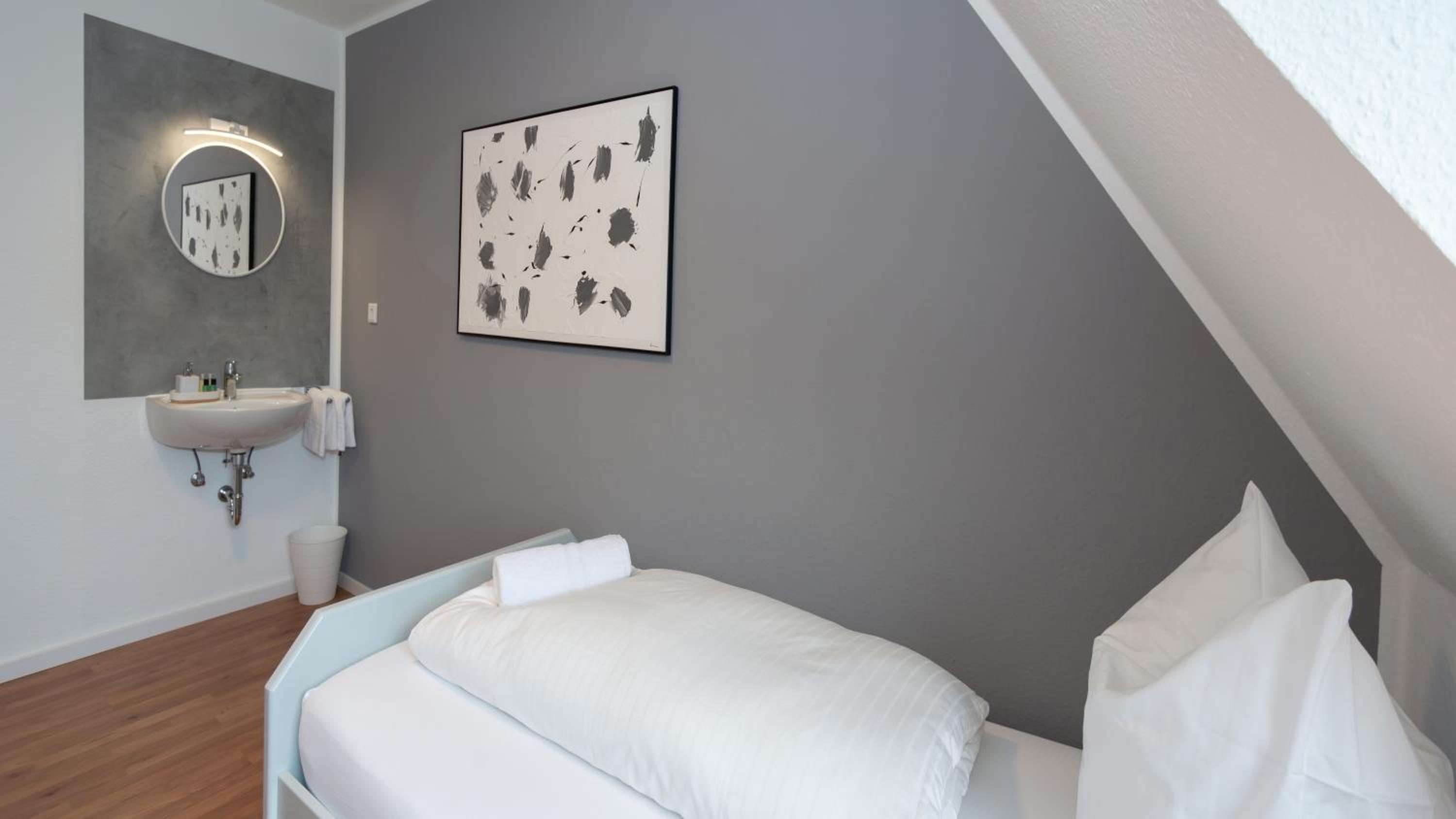 Single Room with Shared Bathroom photo 3