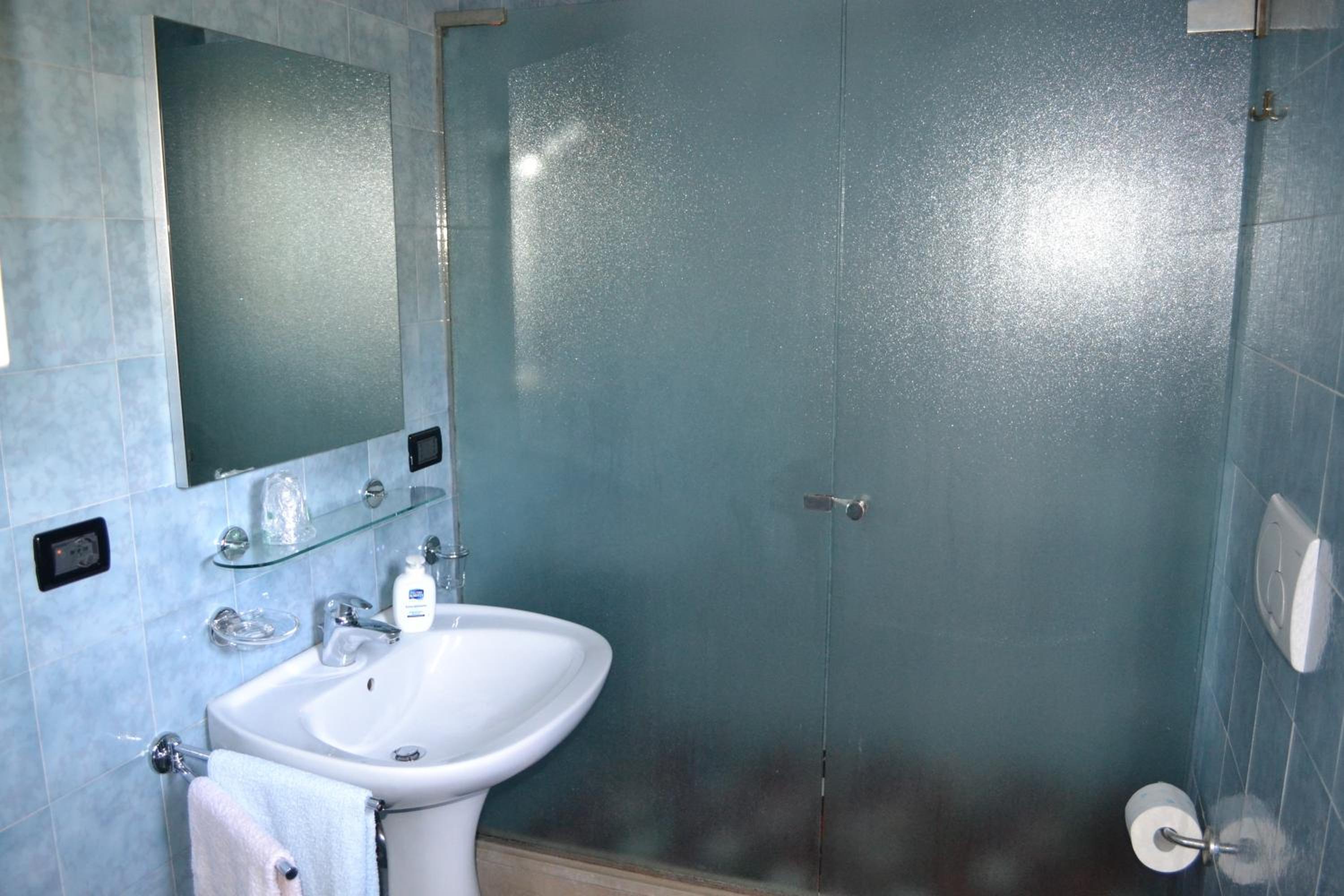 Double or Twin Room with Balcony - Photo 2