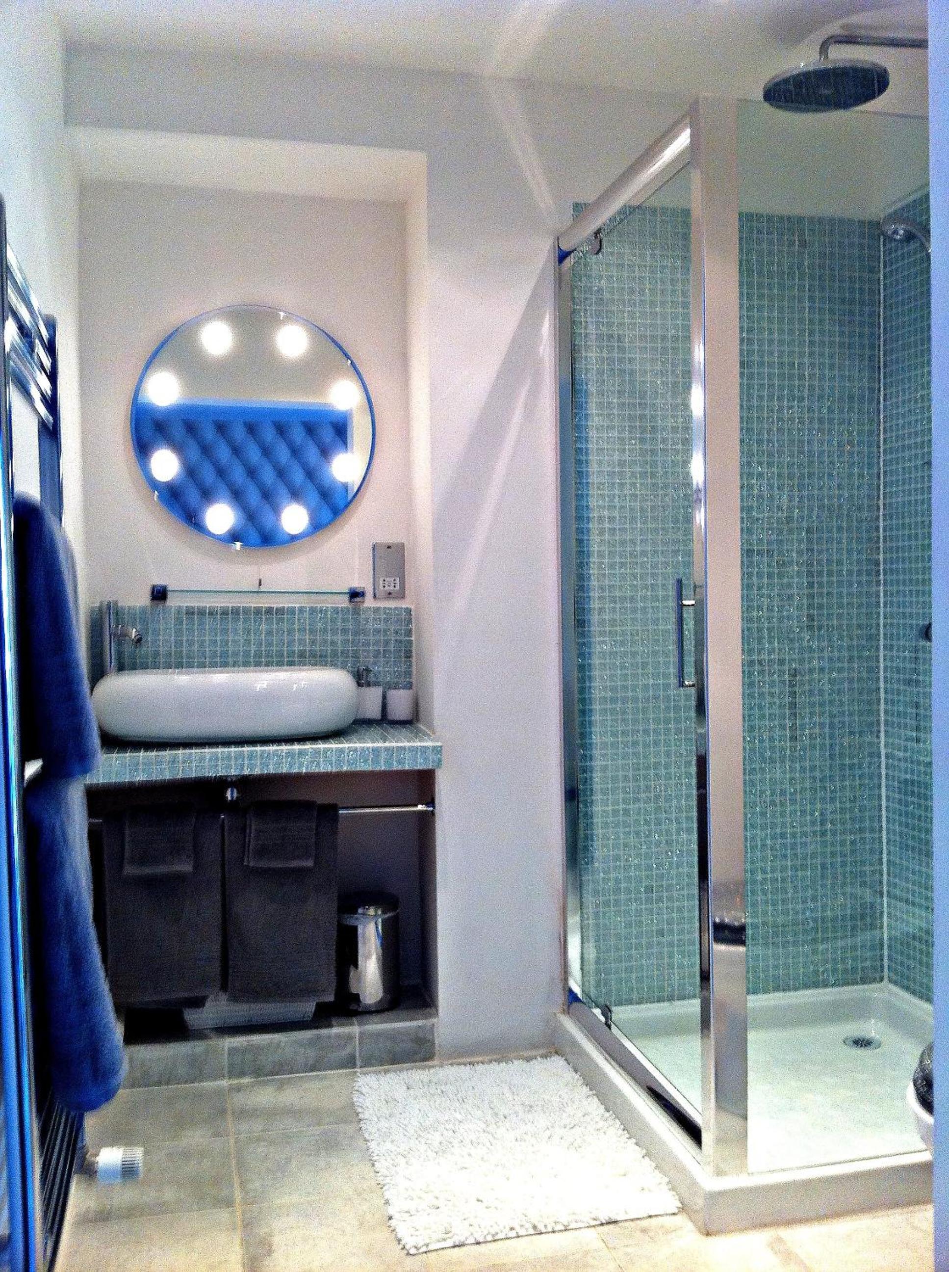 Suite with Hot Tub photo 3