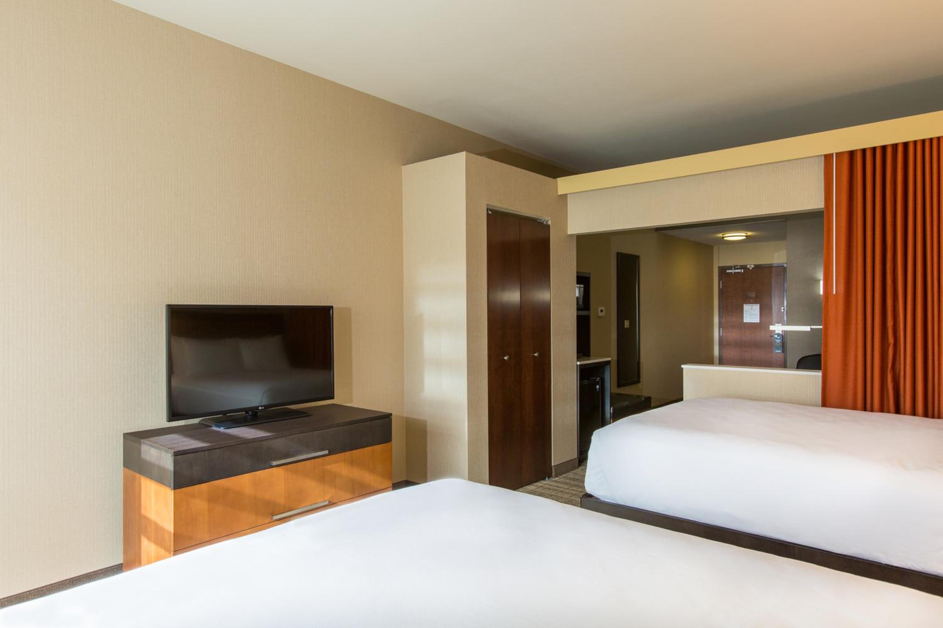 Queen Suite with Two Queen Beds photo 3