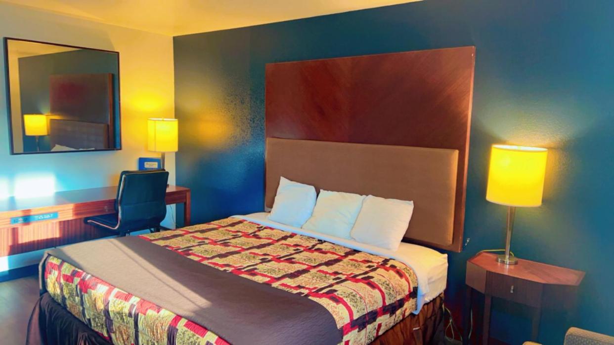 Queen Room with Two Queen Beds - Non-Smoking - Photo 1