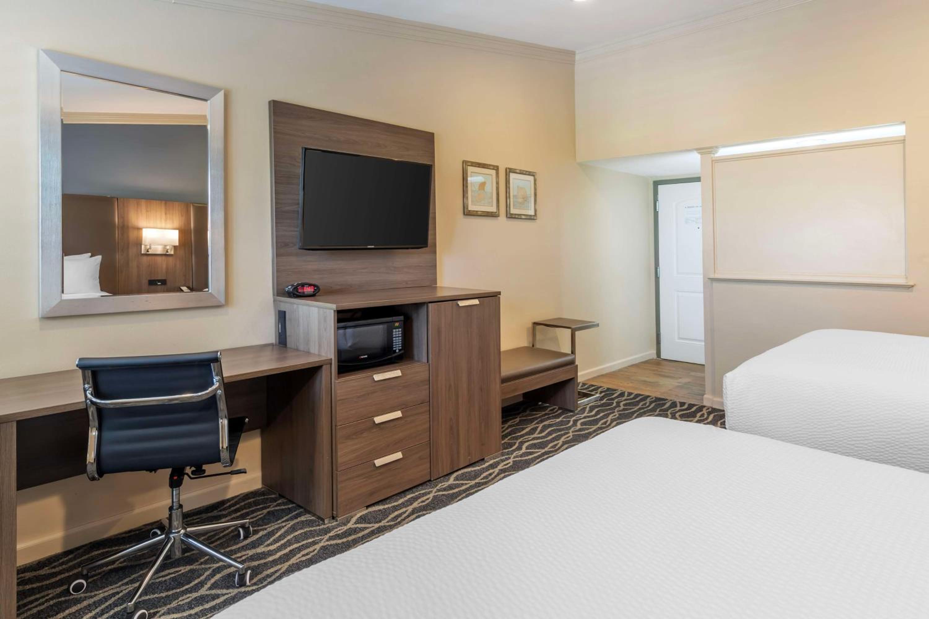 Queen Room with Two Queen Beds - Photo 4