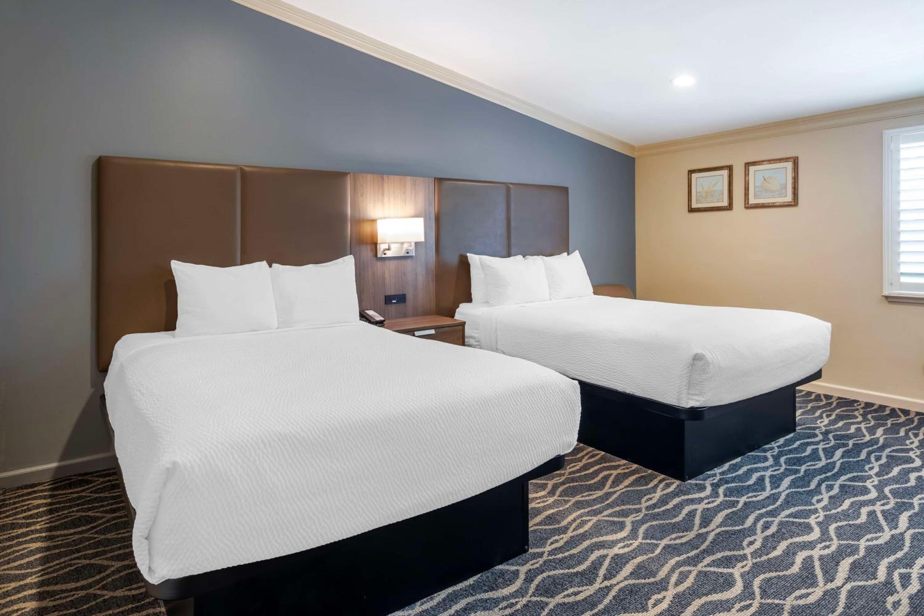 Queen Room with Two Queen Beds - Photo 3