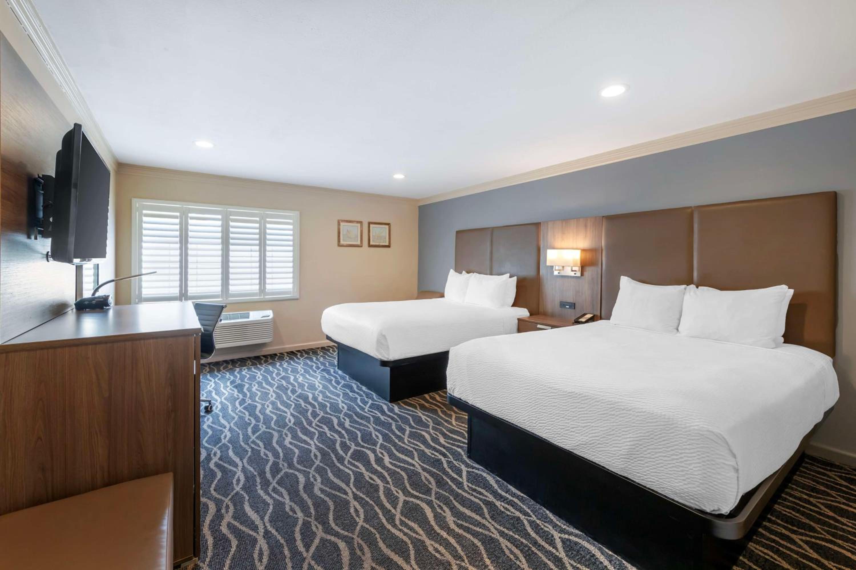 Queen Room with Two Queen Beds - Photo 2