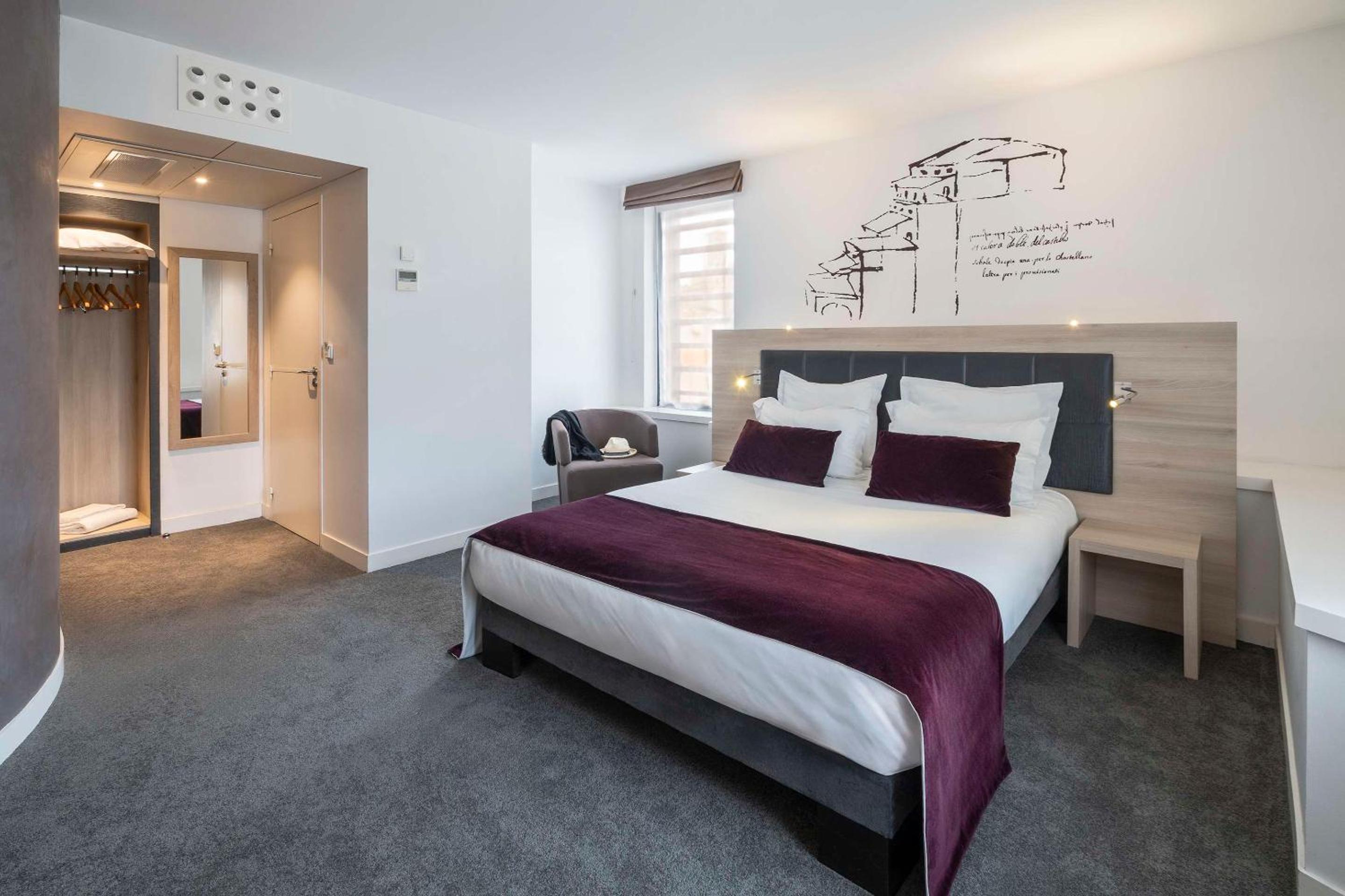 Standard Queen Room with Street View - Photo 6