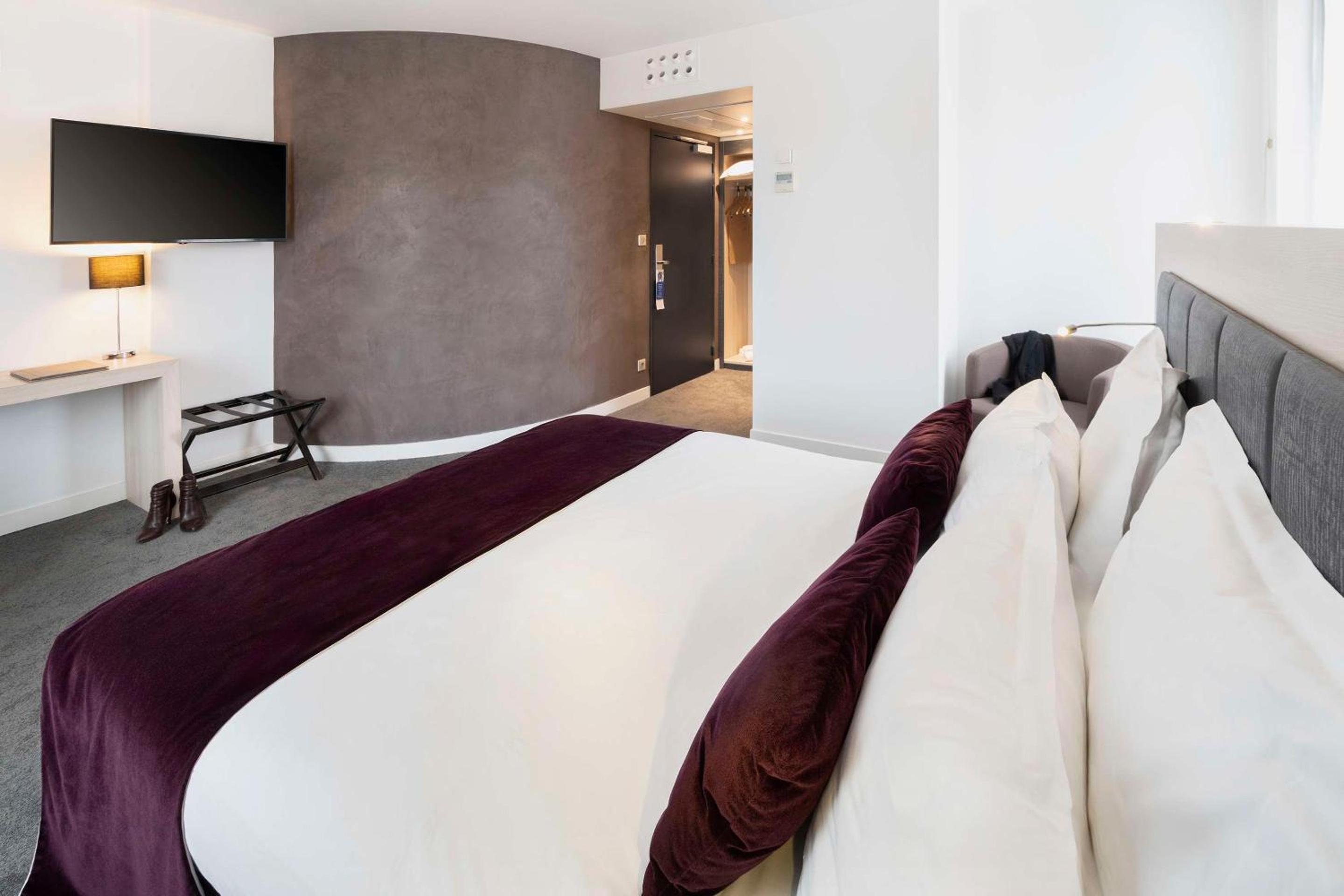 Standard Queen Room with River View - Photo 8