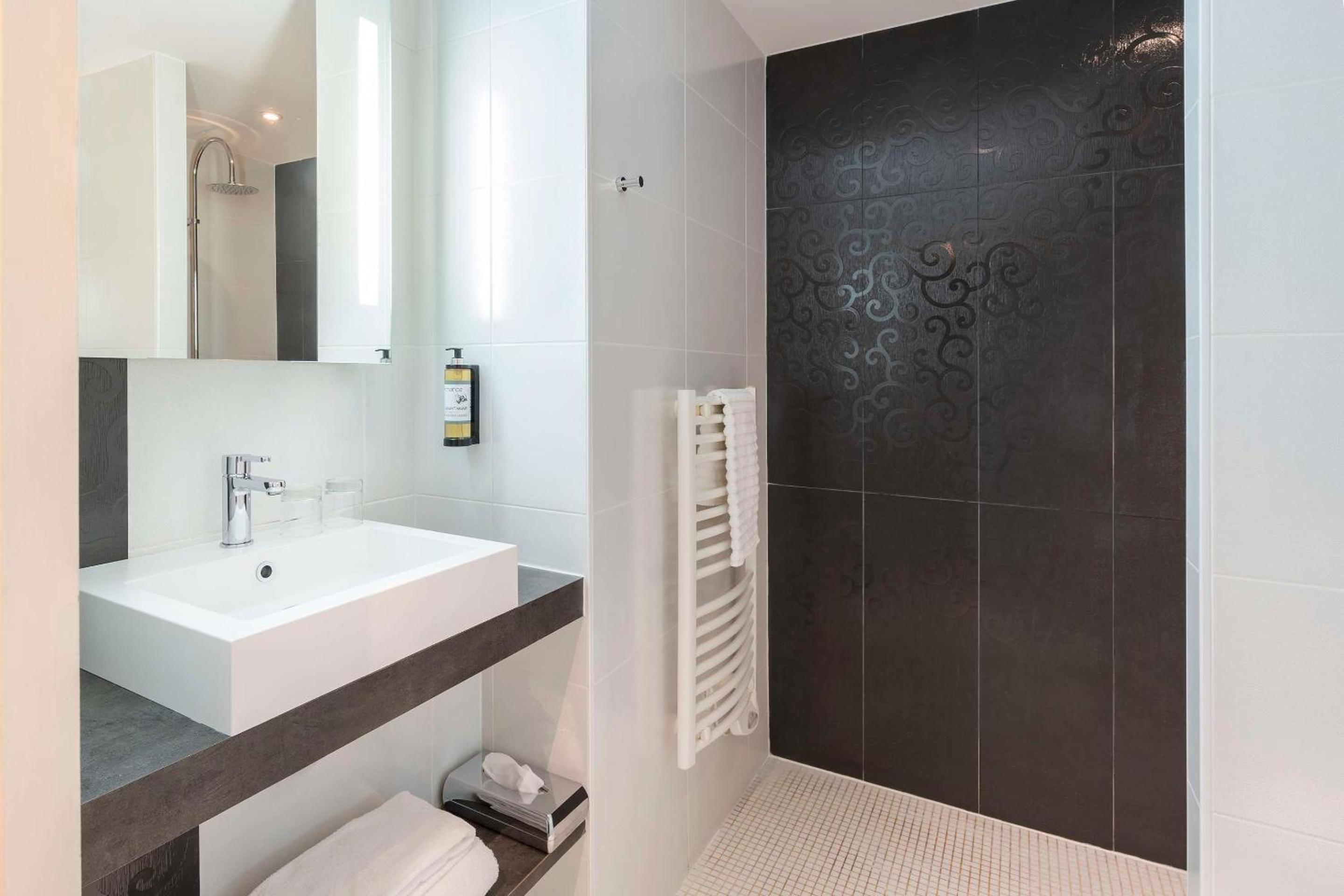 Standard Queen Room with River View - Photo 7