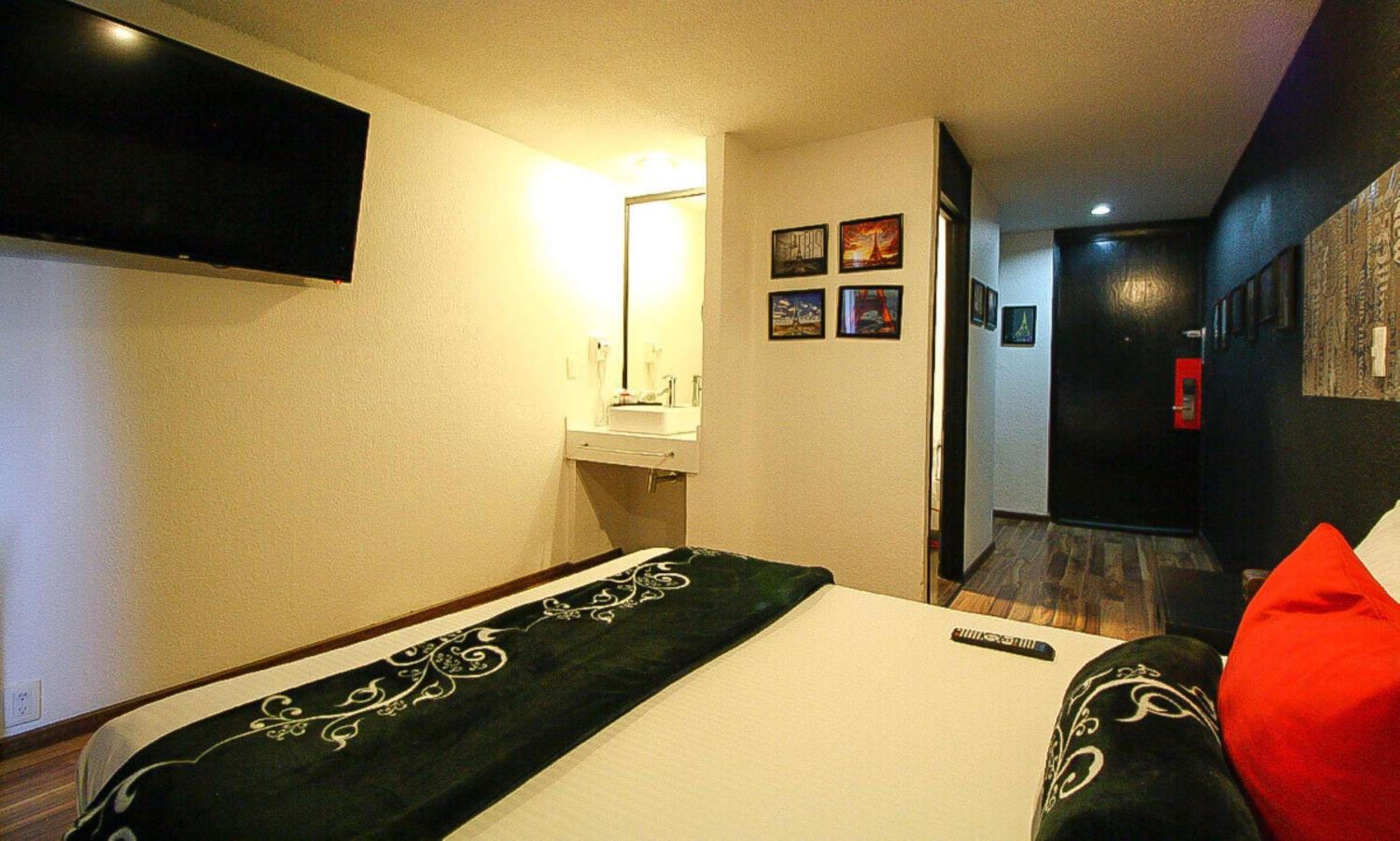 Queen Room - Non-Smoking photo 1